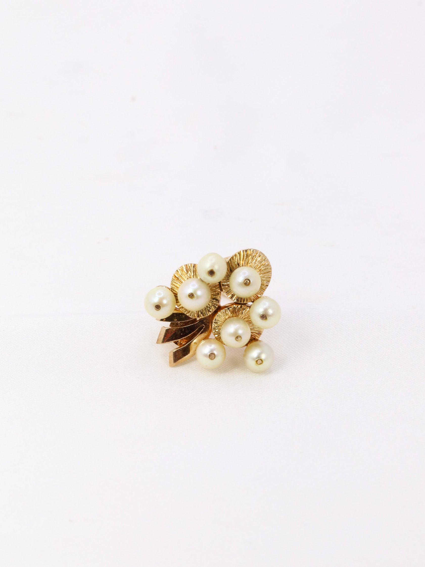 Vintage ear clips in yellow gold and cultured pearls