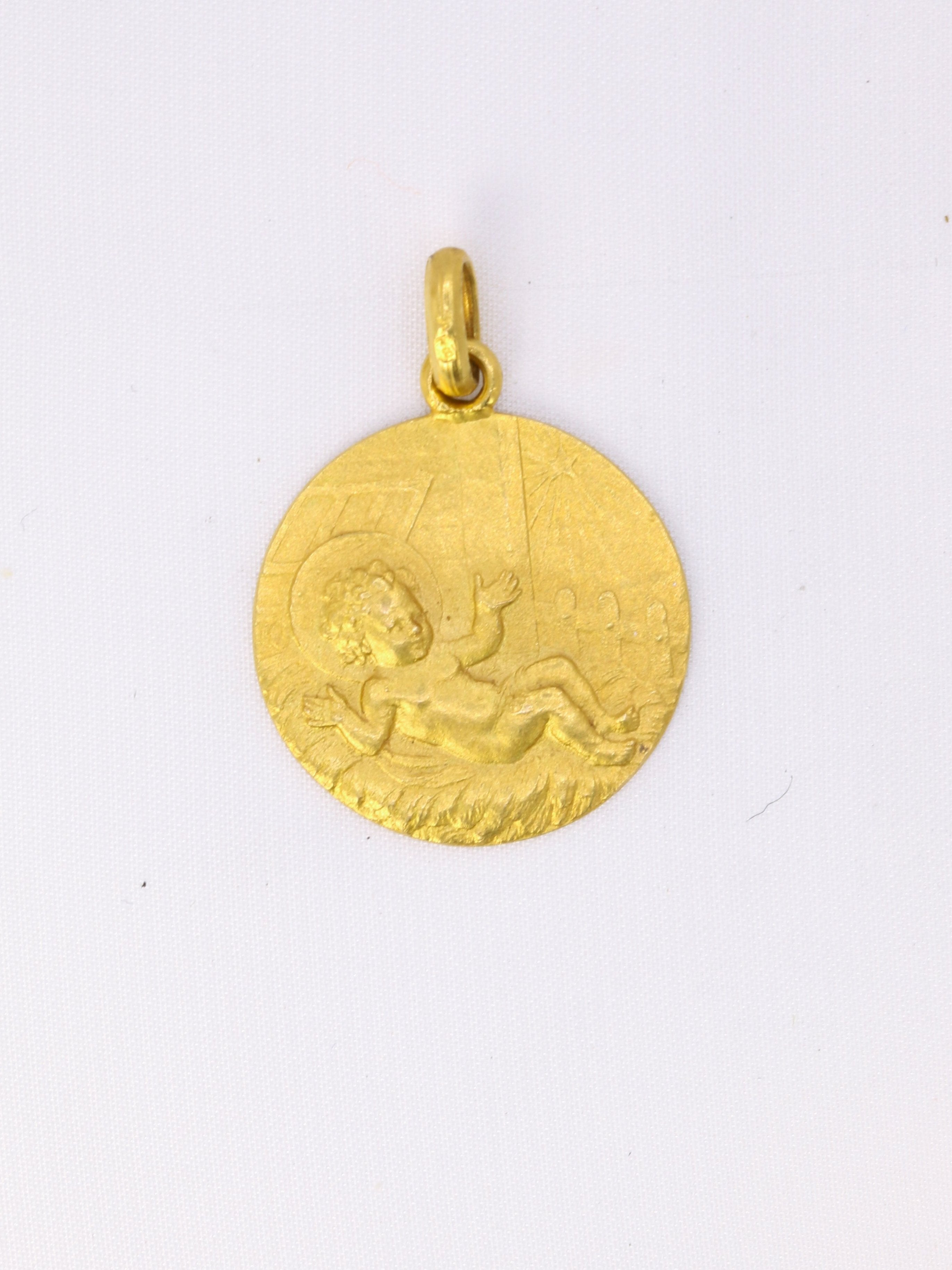 Médaille or jaune Jésus nouveau né

Médaille ronde en or 18k (750°/°°) figurant le Christ nouveau né représenté allongé dans sa crèche. Travail français des années 1970. Trace de poinçon tête d’aigle pour l’or 18 carats.

Hauteur bélière incluse : 2,9 cm
Diamètre : 2 cm
Poids brut : 3,49 grammes