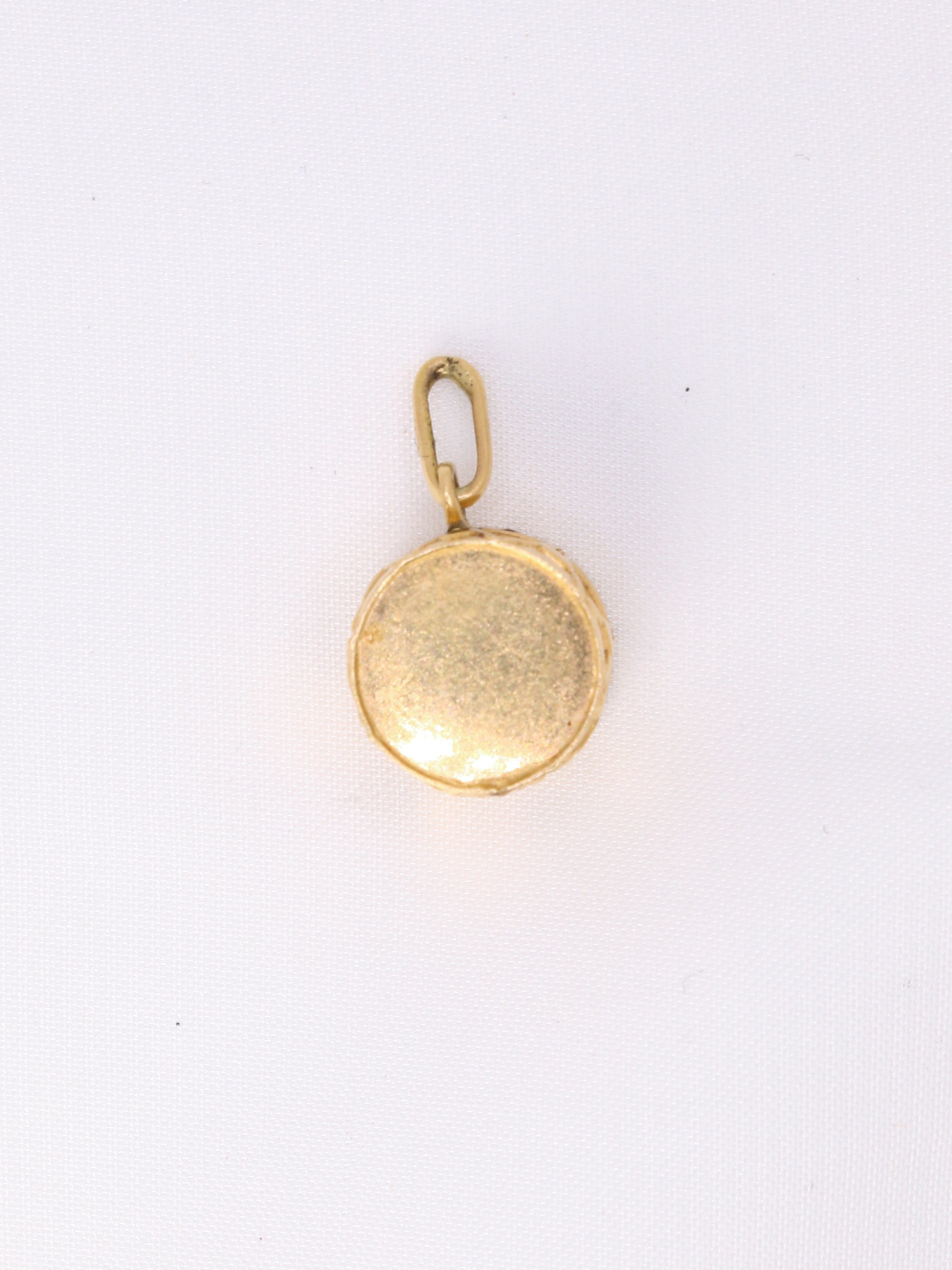 Charms vintage tambour or jaune

Pendentif tambour en or 18k (750°/°°). Travail français des années 1970. Présence du poinçon tête d’aigle pour l’or 18 carats et traces poinçon de fabricant.

Hauteur bélière incluse : 1,6 cm
Largeur : 1 cm
Poids net : 1,77 gramme