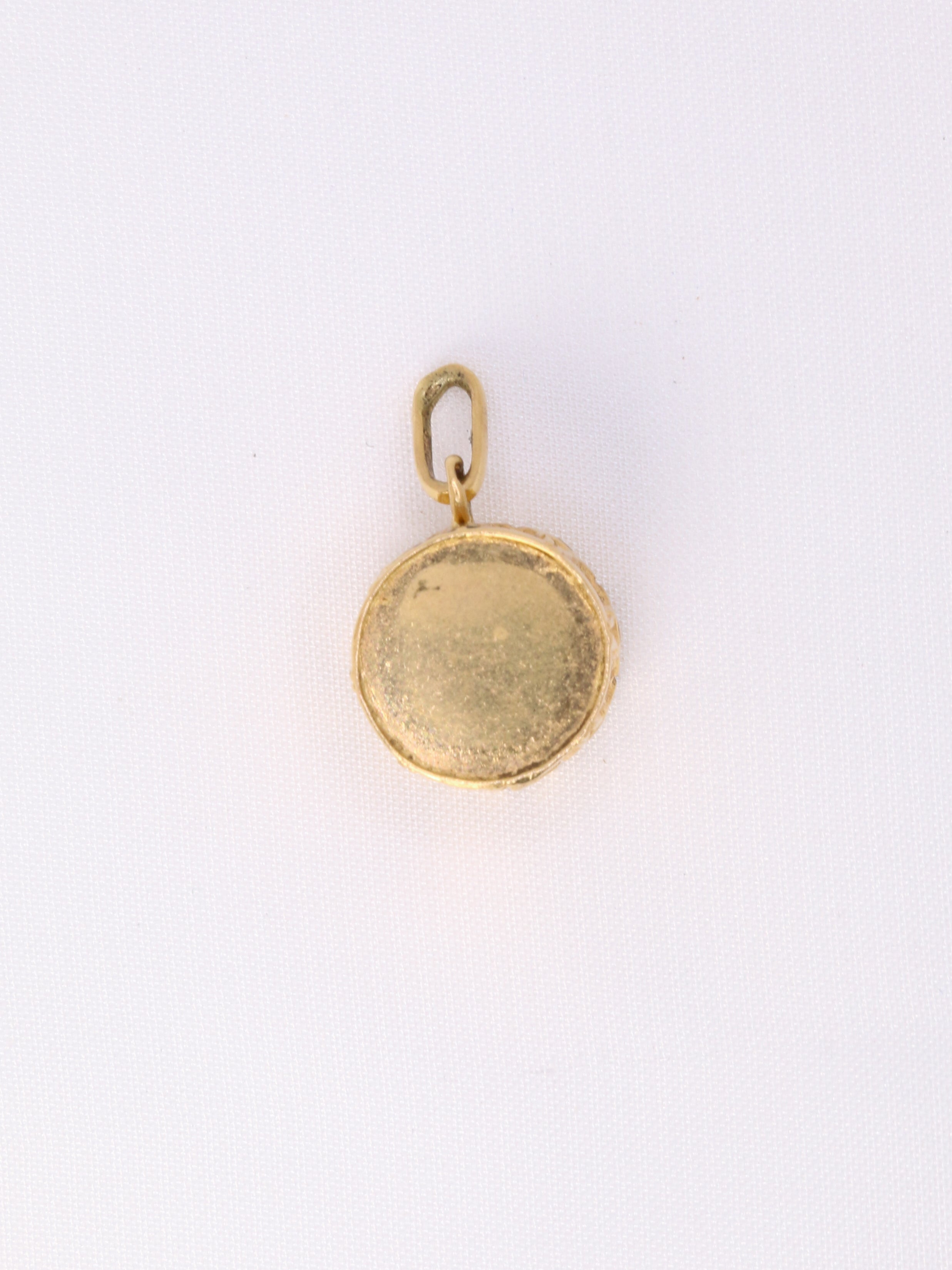 Charms vintage tambour or jaune

Pendentif tambour en or 18k (750°/°°). Travail français des années 1970. Présence du poinçon tête d’aigle pour l’or 18 carats et traces poinçon de fabricant.

Hauteur bélière incluse : 1,6 cm
Largeur : 1 cm
Poids net : 1,77 gramme