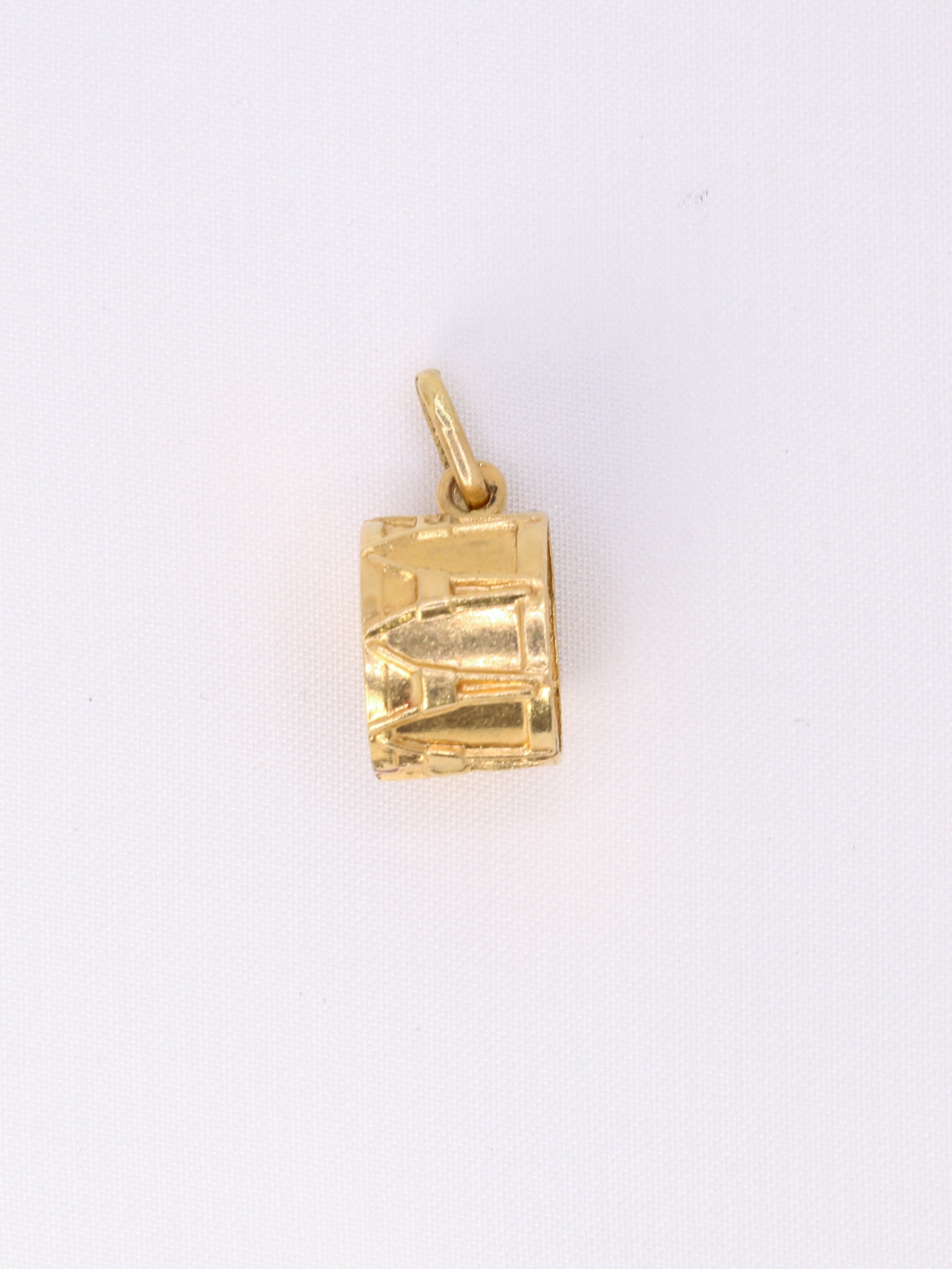 Charms vintage tambour or jaune

Pendentif tambour en or 18k (750°/°°). Travail français des années 1970. Présence du poinçon tête d’aigle pour l’or 18 carats et traces poinçon de fabricant.

Hauteur bélière incluse : 1,6 cm
Largeur : 1 cm
Poids net : 1,77 gramme