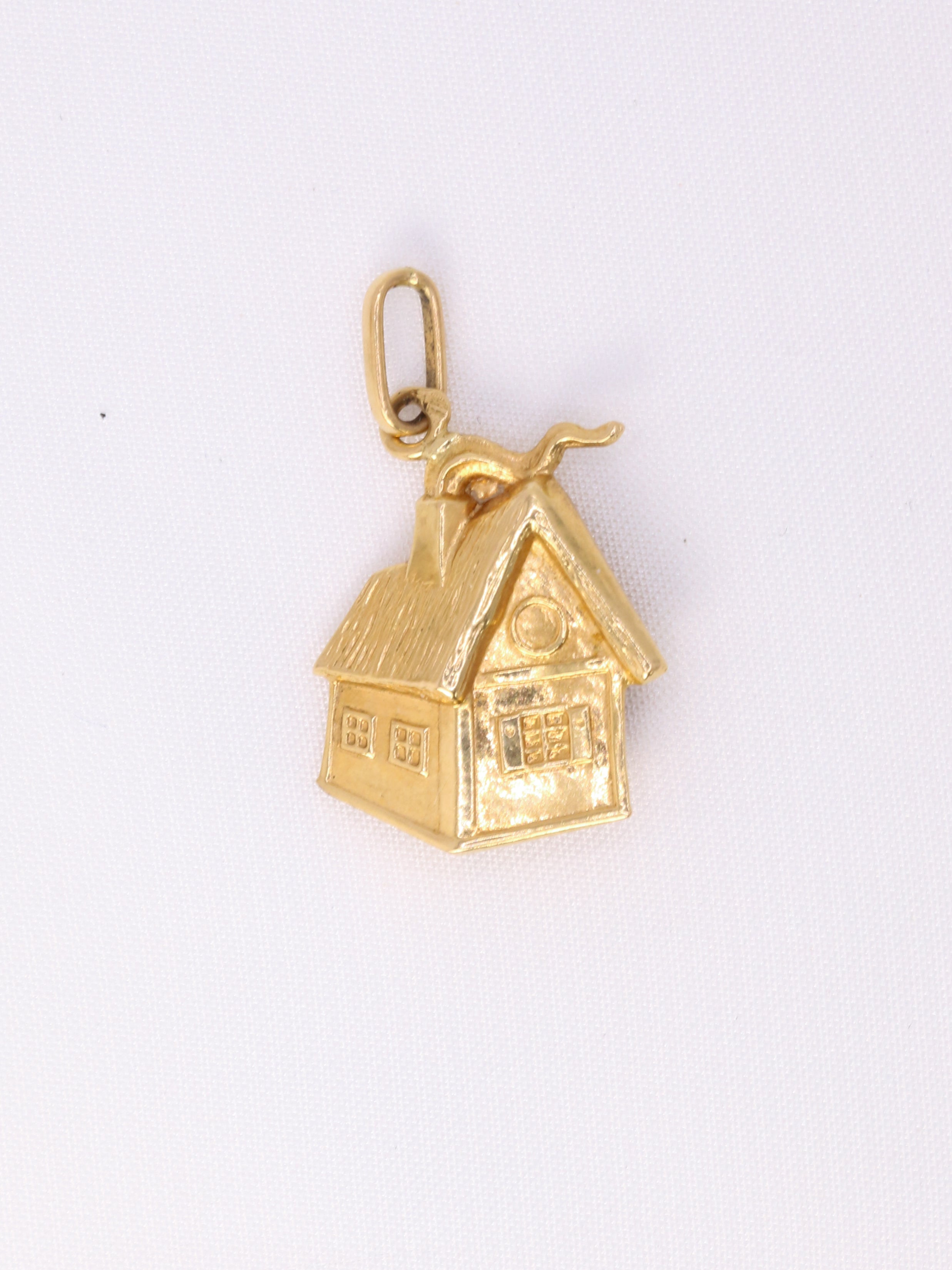 Charms vintage maison or jaune

Pendentif maison en or 18k (750°/°°) sertie d’un rubis synthétique en forme coeur. Travail français des années 1970. Présence du poinçon tête d’aigle pour l’or 18 carats et poinçon de fabricant.

Hauteur bélière incluse : 2,3 cm
Largeur : 1,3 cm
Poids net : 1,03 gramme