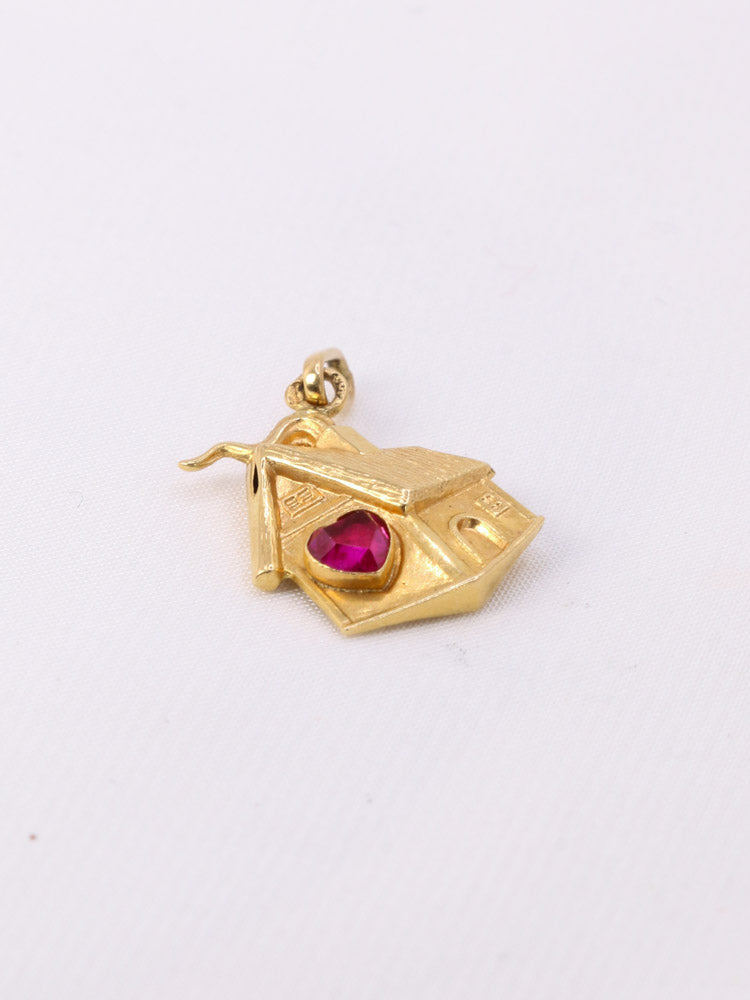 Charms vintage maison or jaune

Pendentif maison en or 18k (750°/°°) sertie d’un rubis synthétique en forme coeur. Travail français des années 1970. Présence du poinçon tête d’aigle pour l’or 18 carats et poinçon de fabricant.

Hauteur bélière incluse : 2,3 cm
Largeur : 1,3 cm
Poids net : 1,03 gramme