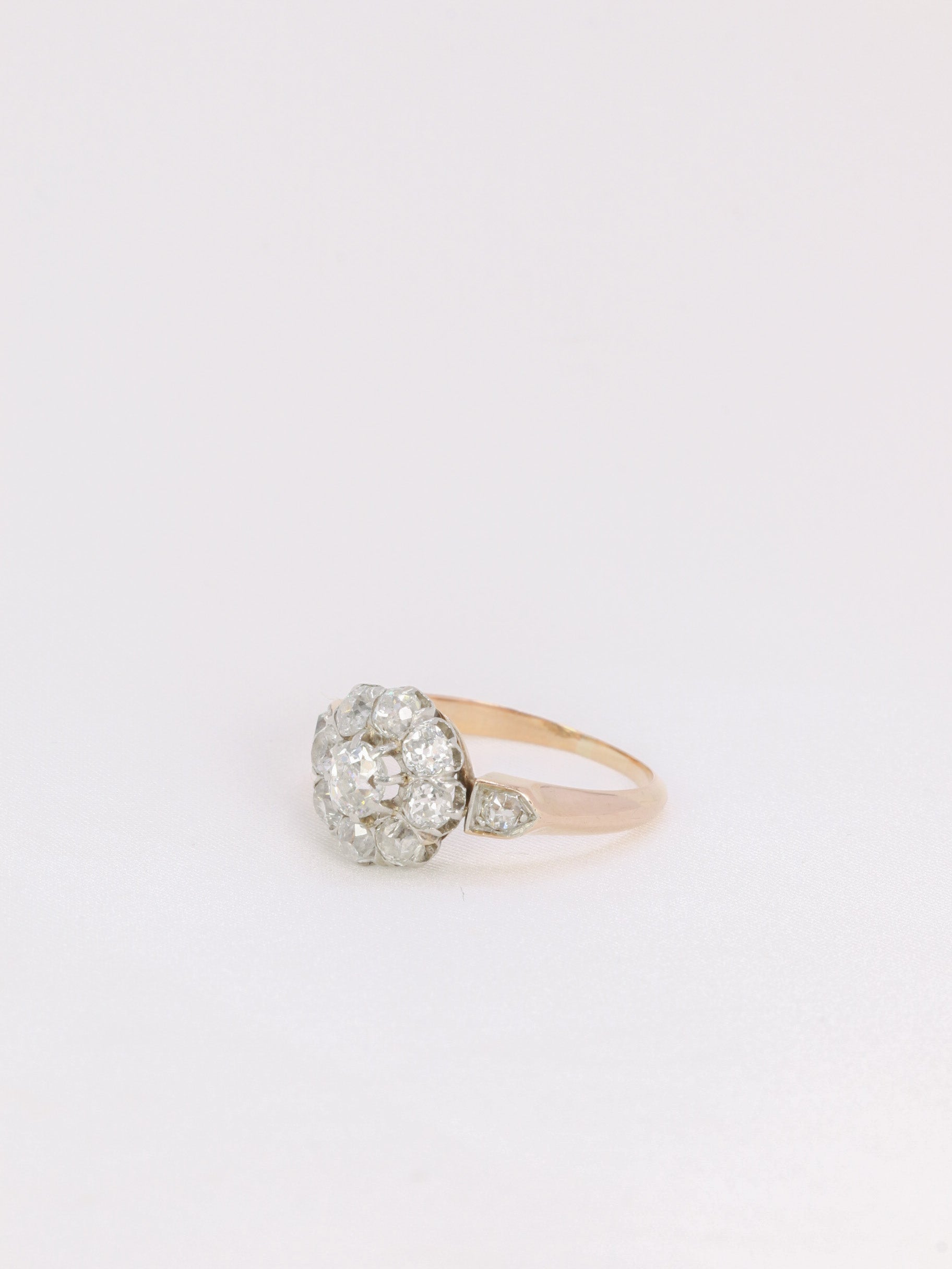 Daisy ring in yellow gold and diamonds