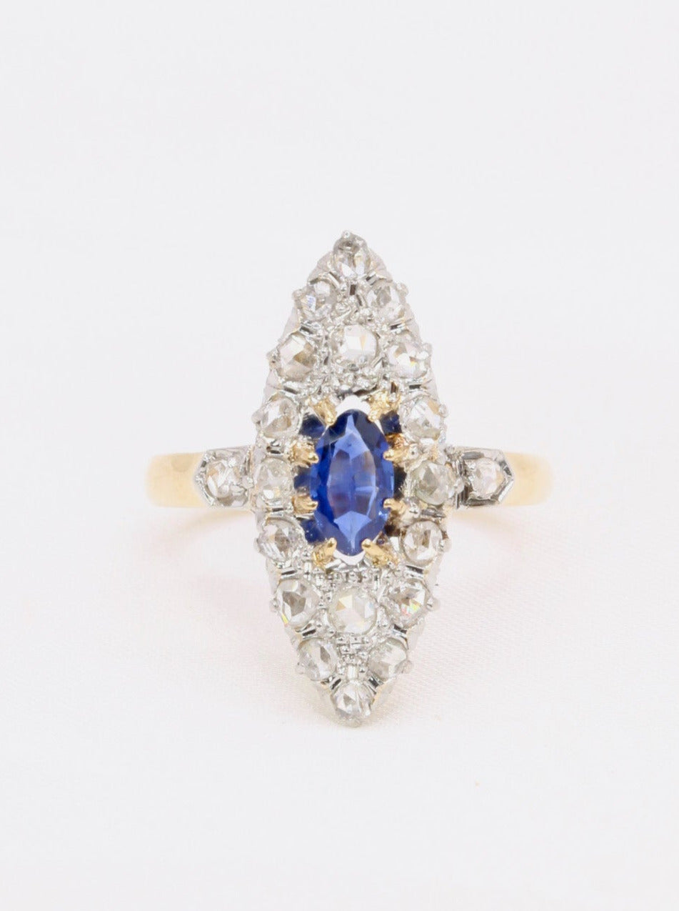 Bague marquise en or 18k (750°/°°) sertie en son centre d'un saphir navette bleu roi 