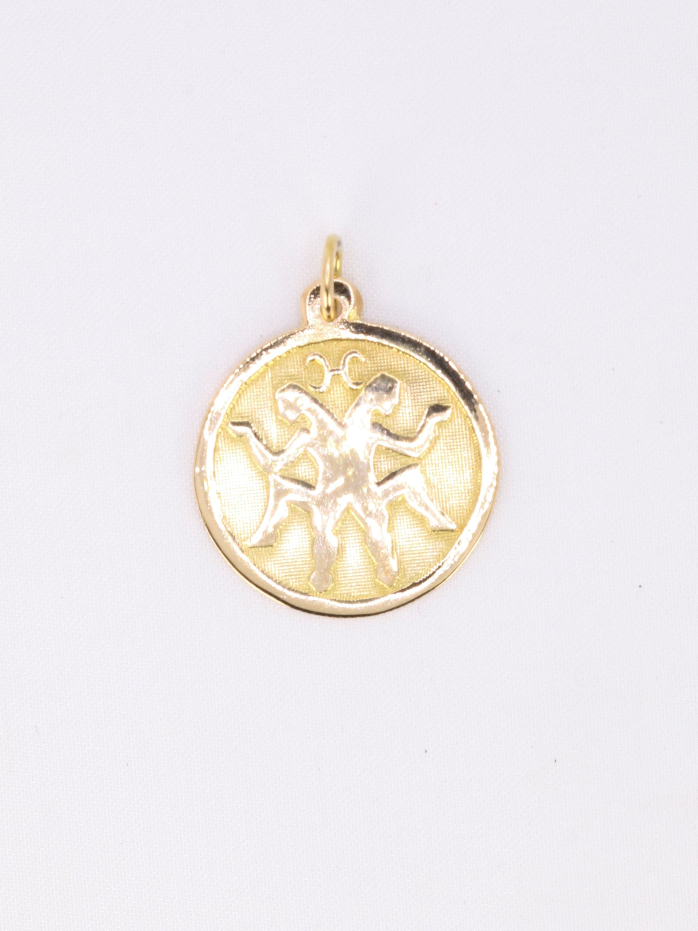 Médaille vintage astrologique poisson or jaune brossé

Médaille zodiacale poisson en or 18K (750°/°°) figurant le signe du poisson dans un fond en or brossé. Travail vintage probablement italien.

Hauteur bélière comprise : 2,9 cm
Diamètre : 1,9 cm
Poids net : 1,87 gramme