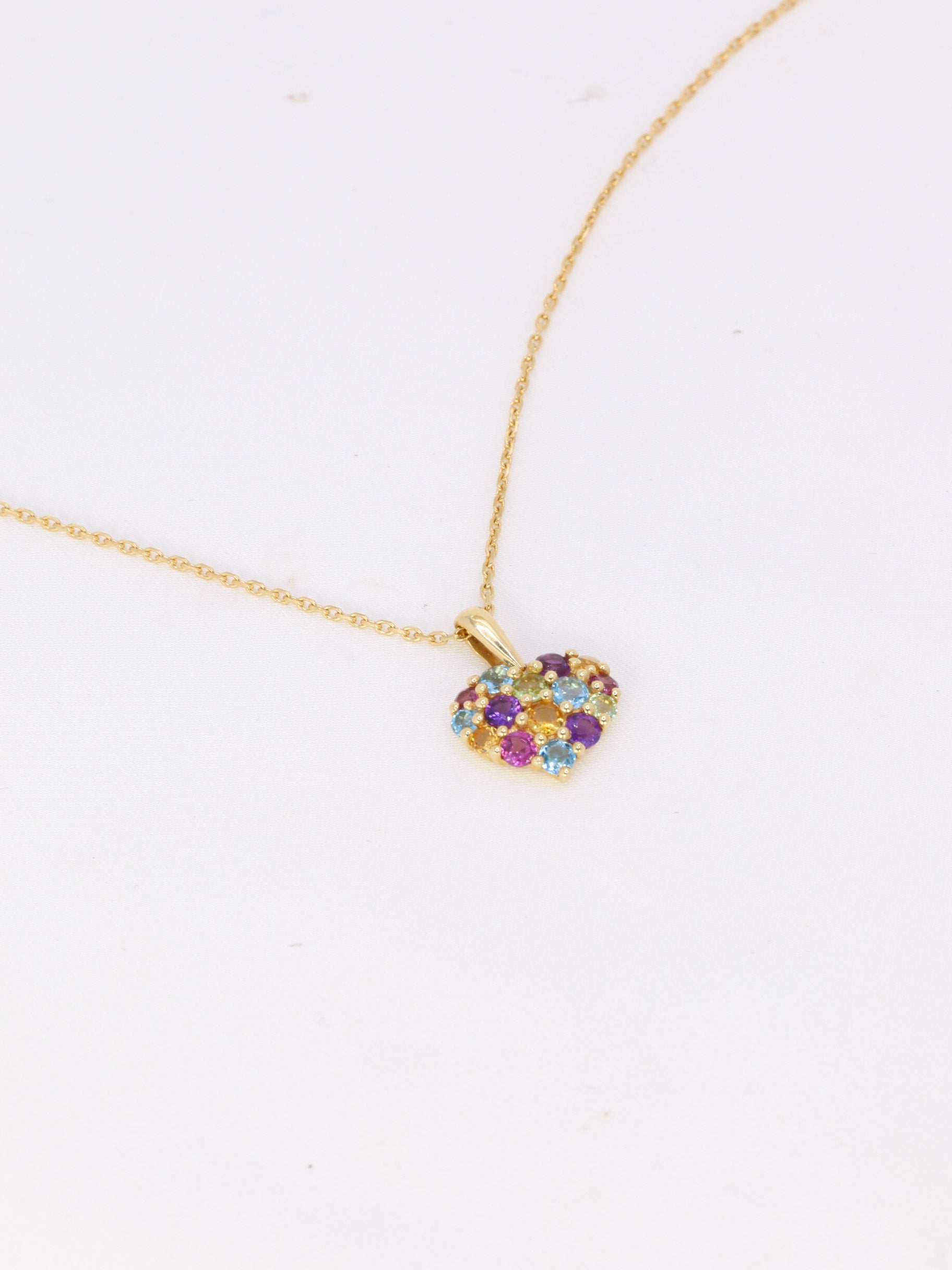 Vintage heart pendant in yellow gold and fine stones