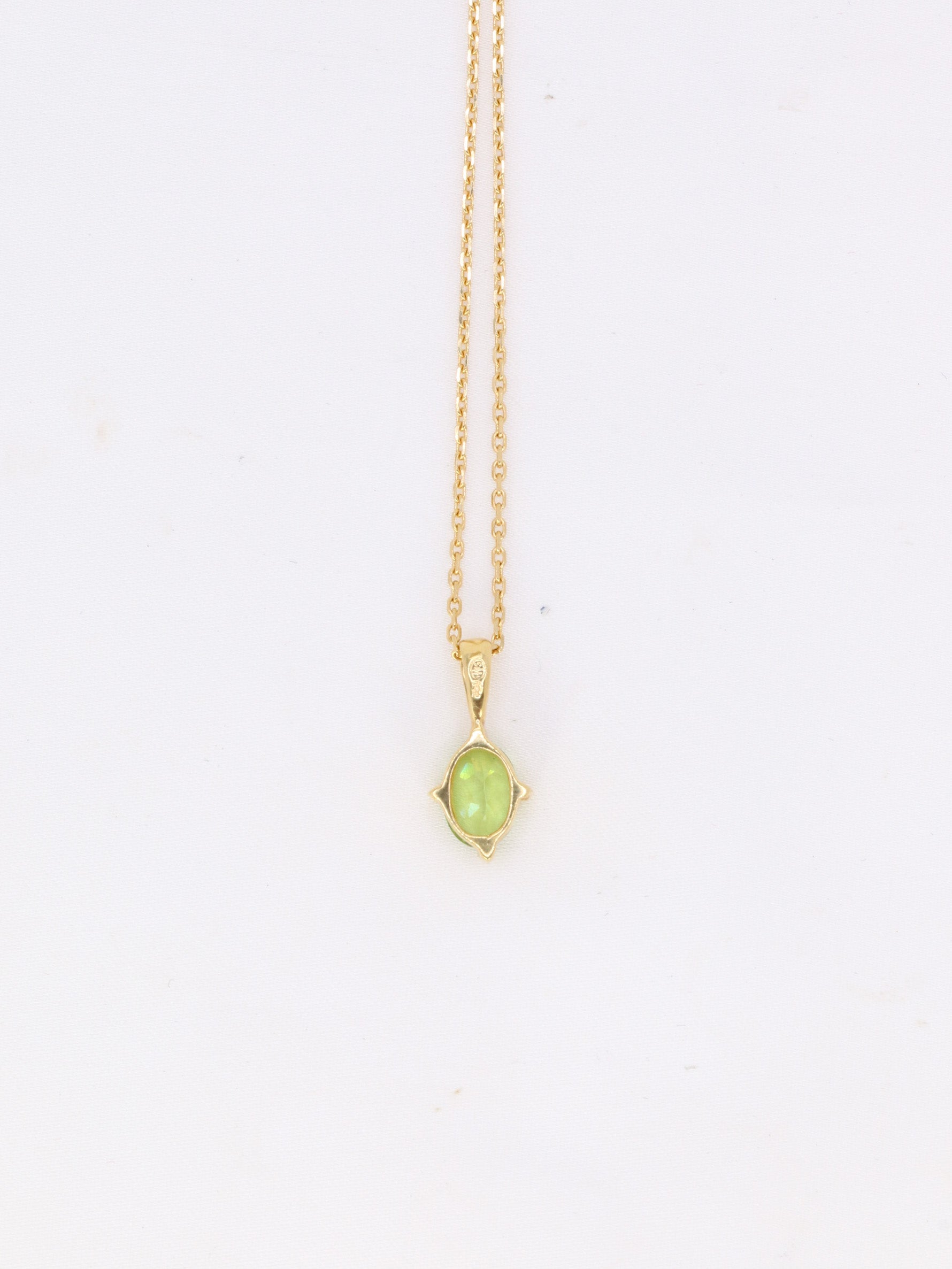 Vintage solitaire pendant in yellow gold and oval peridot