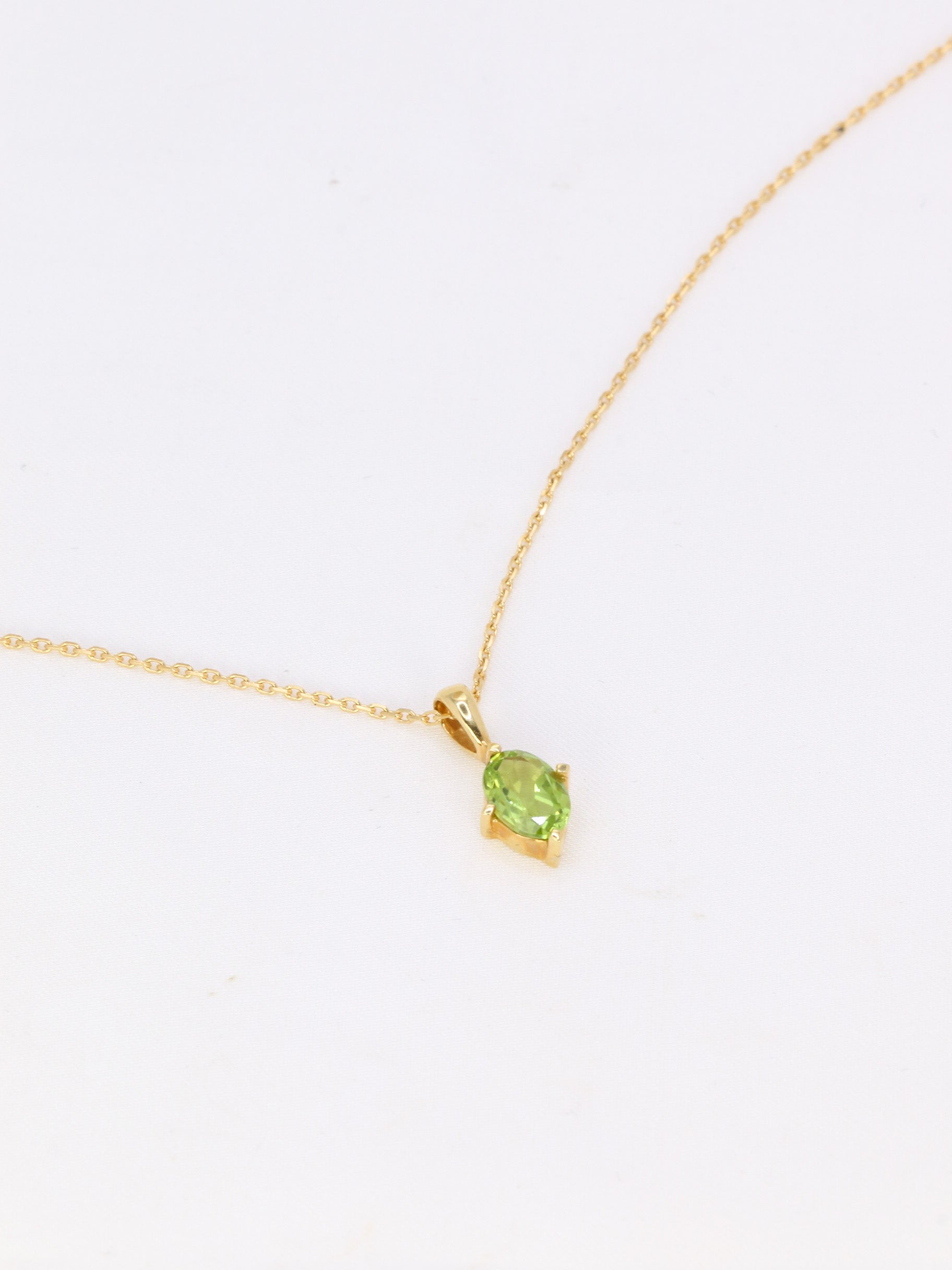 Vintage solitaire pendant in yellow gold and oval peridot