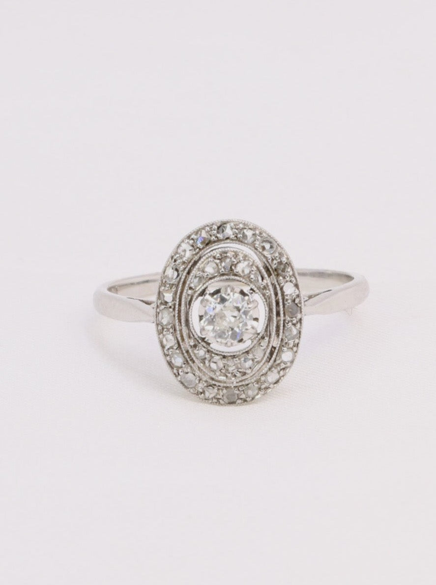 Bague vintage ovale en or et diamants 0,2 ct