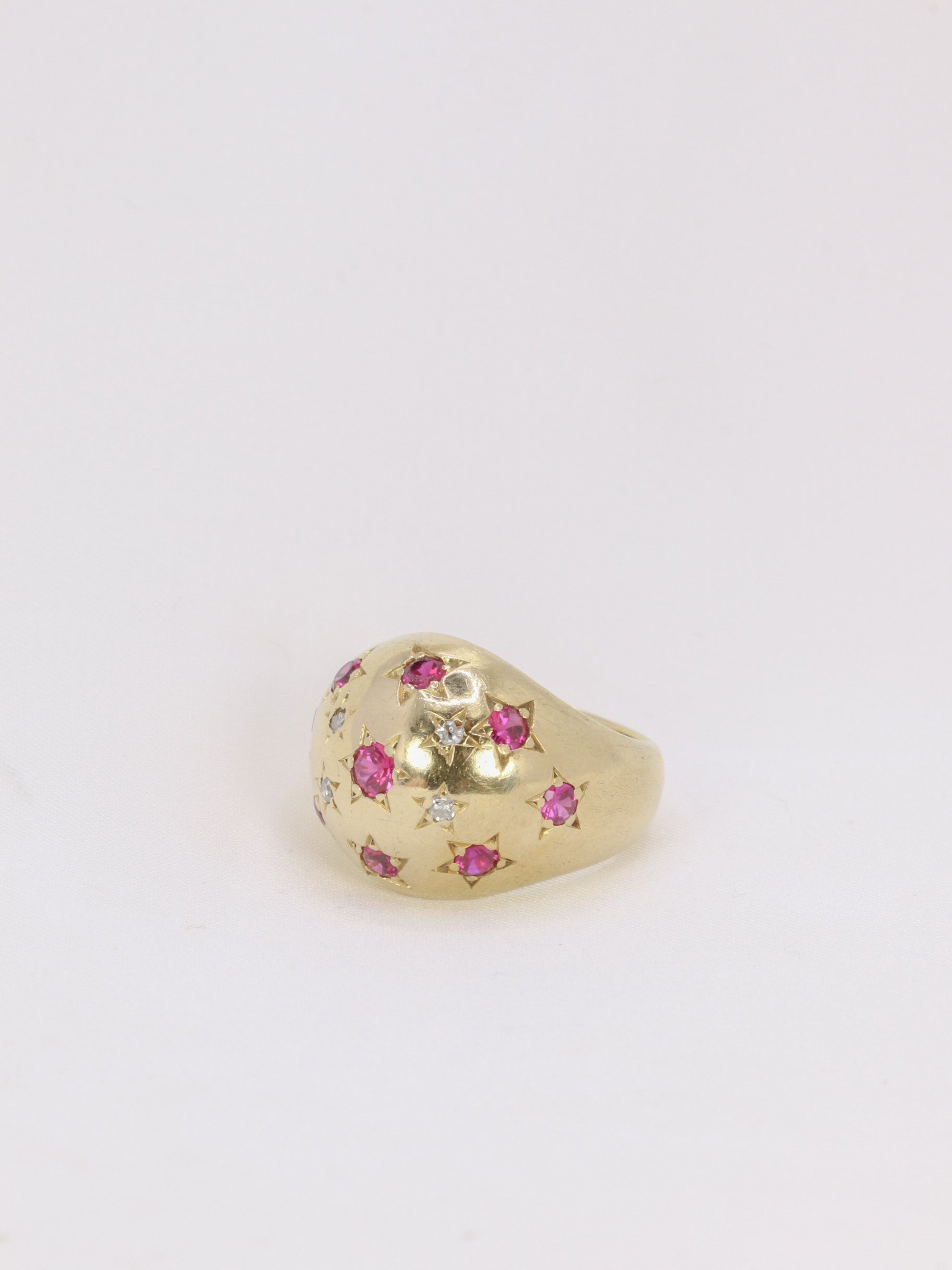 Bague boule vintage en or jaune, rubis et diamants