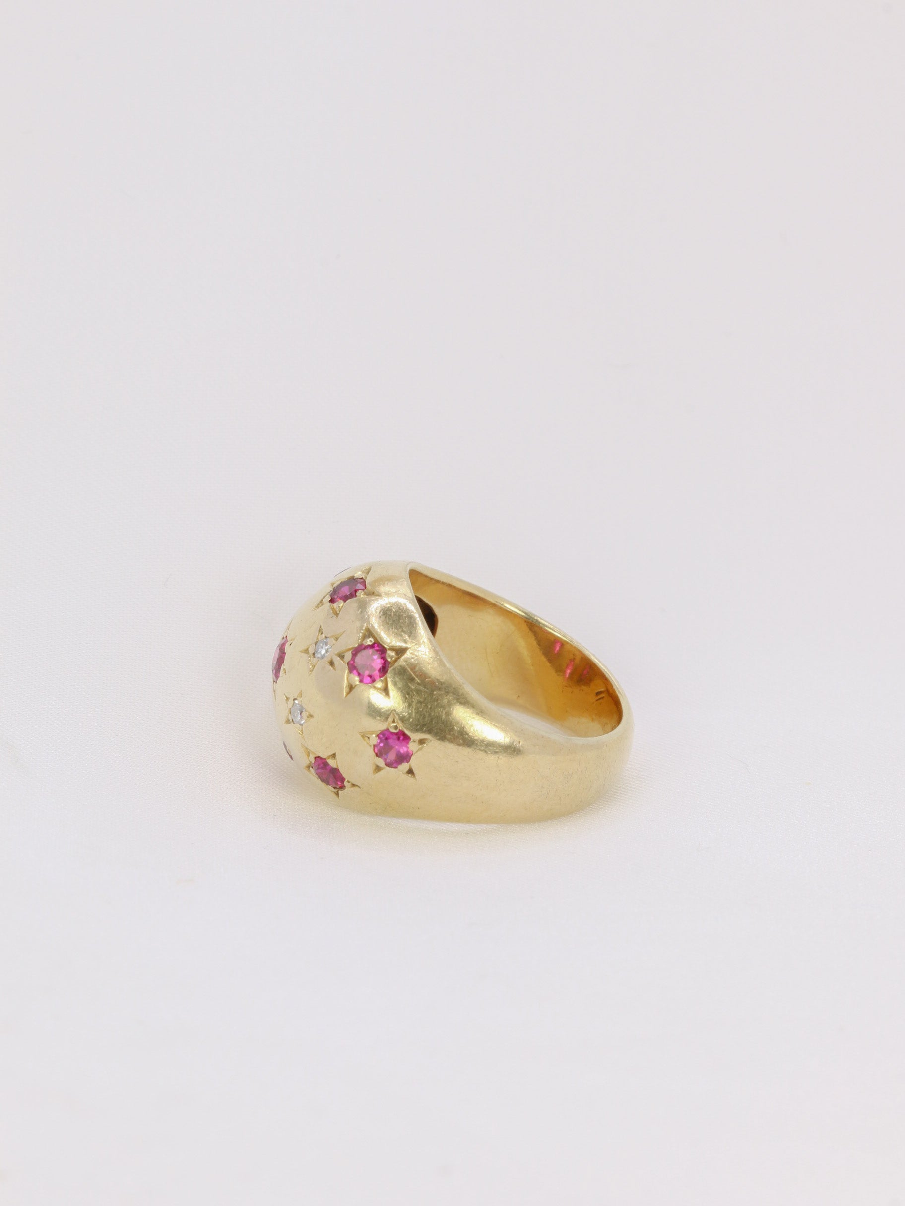 Bague boule vintage en or jaune, rubis et diamants