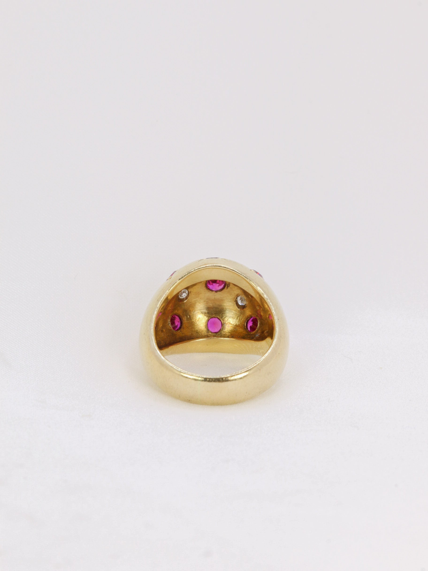 Bague boule vintage en or jaune, rubis et diamants