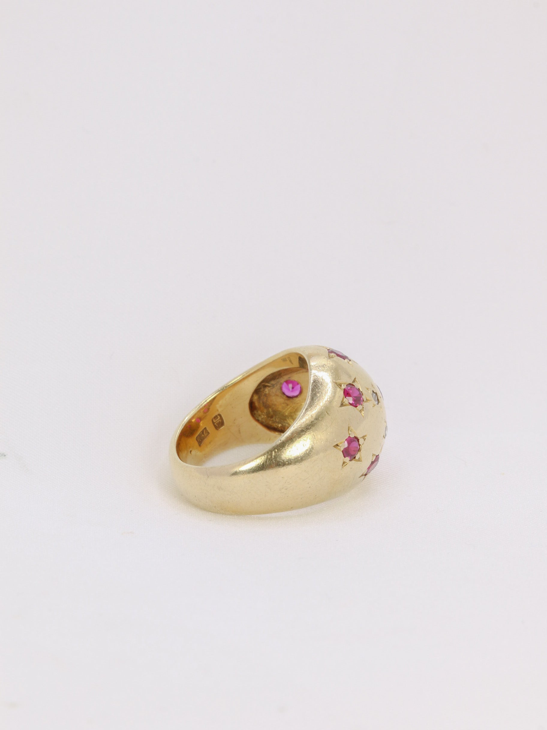 Bague boule vintage en or jaune, rubis et diamants