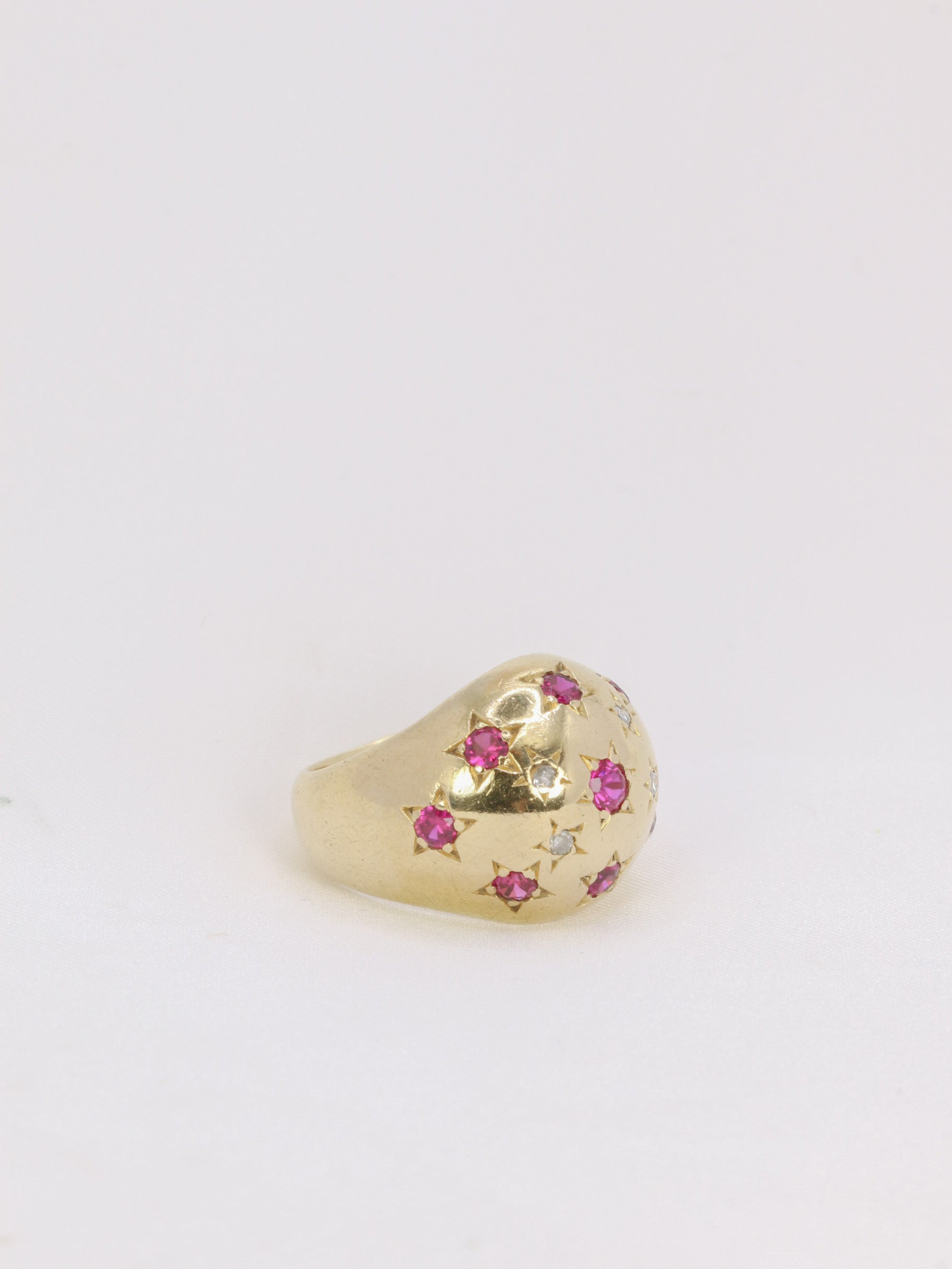 Bague boule vintage en or jaune, rubis et diamants