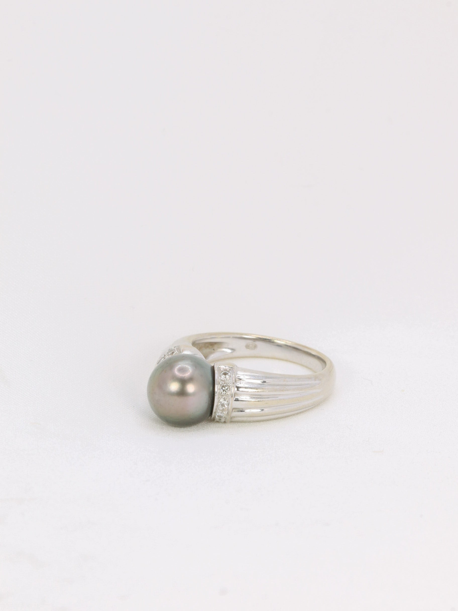 Bague vintage en or blanc, perle de Tahiti et diamants