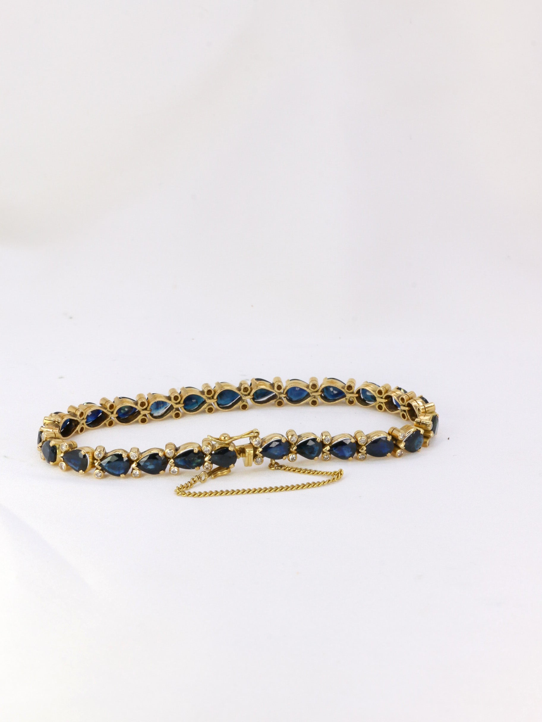 Vintage bracelet in gold, pear-cut sapphires and diamonds