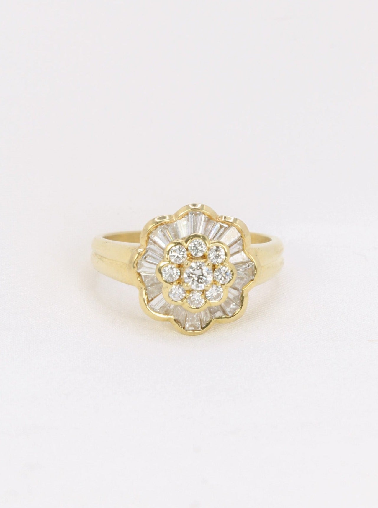 Vintage flower ring in gold and baguette diamonds