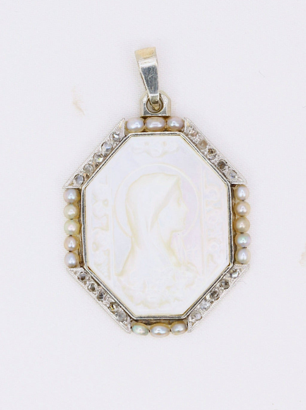 Médaille Art Deco or blanc nacre diamants perles fines