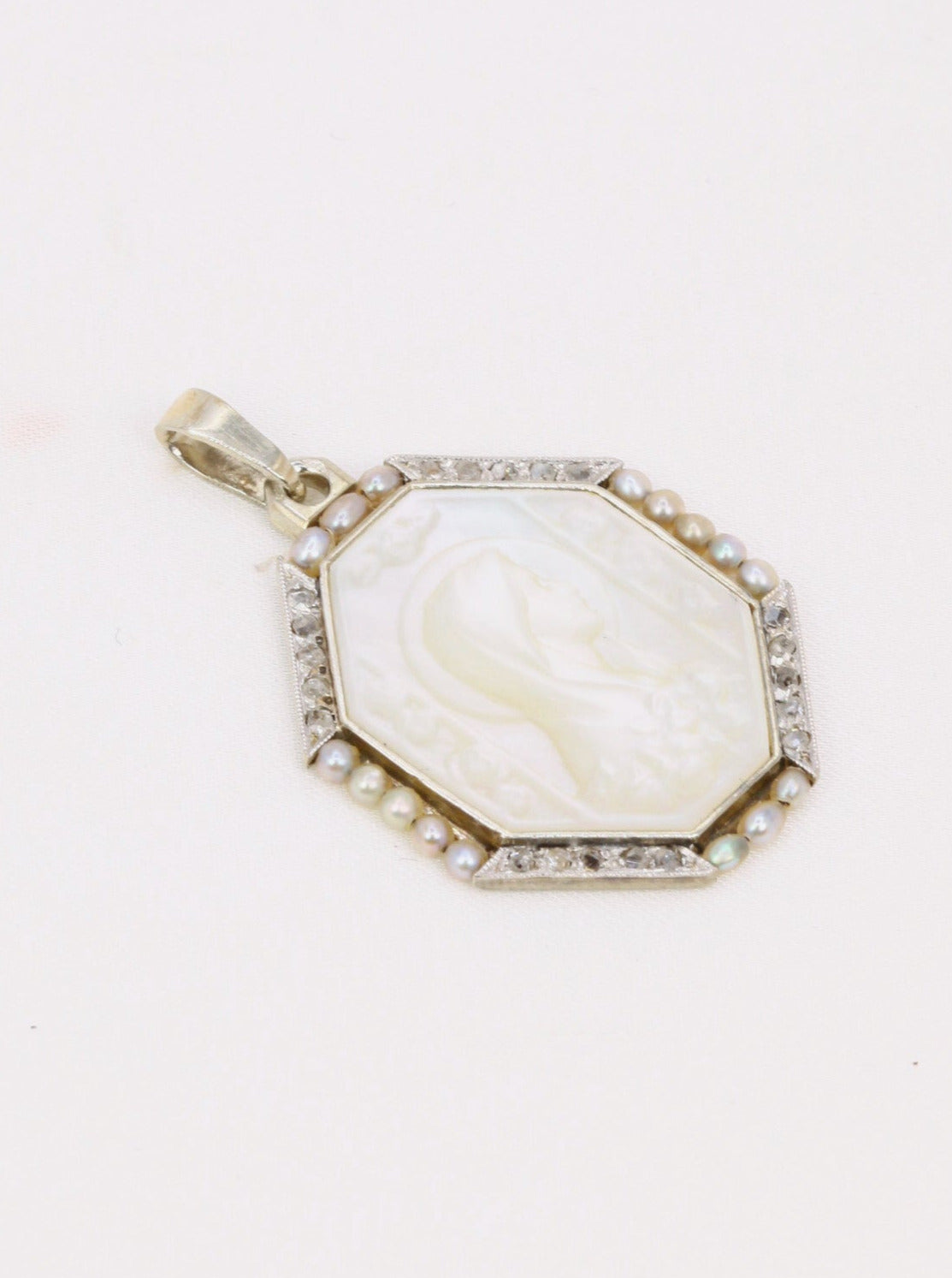 Médaille Art Deco or blanc nacre diamants perles fines