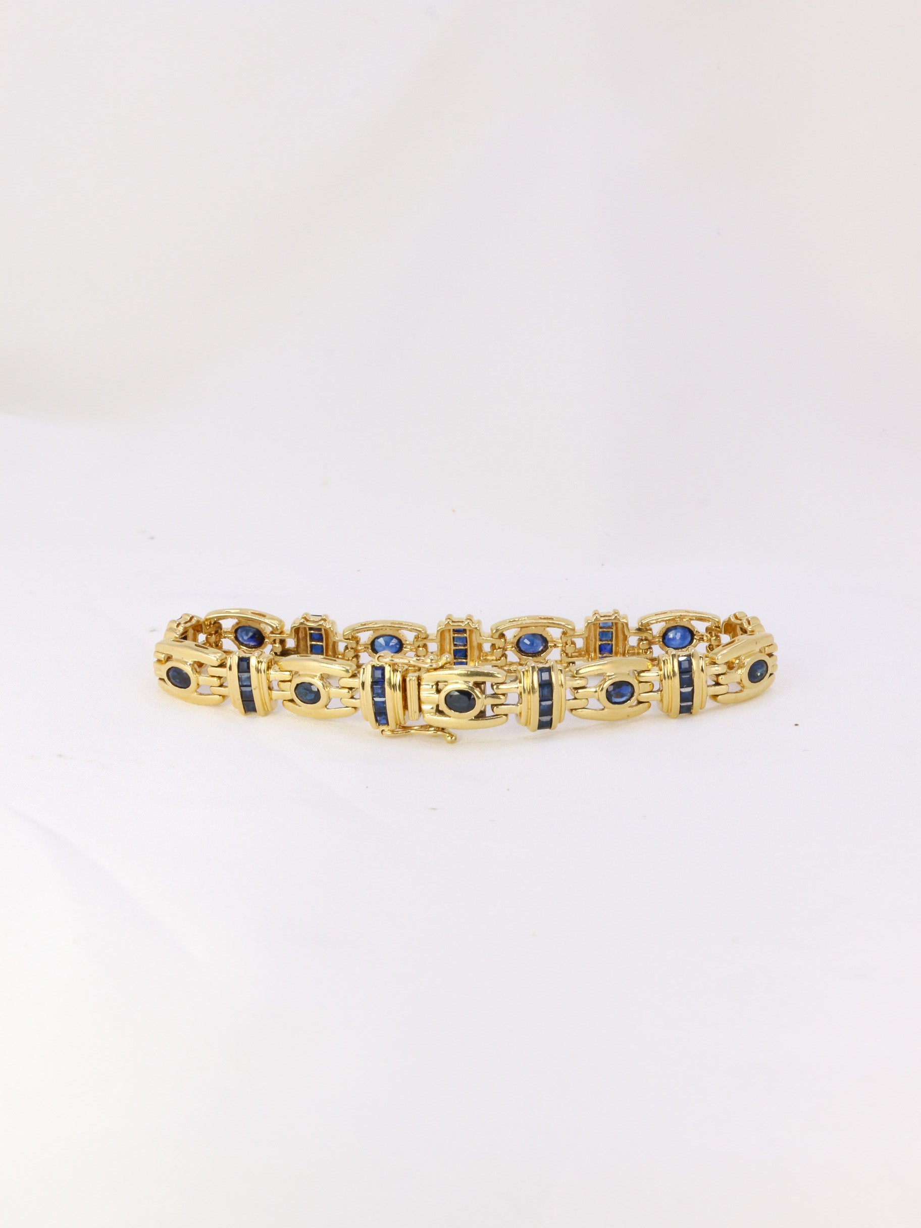 Bracelet in gold and oval and calibrated sapphires