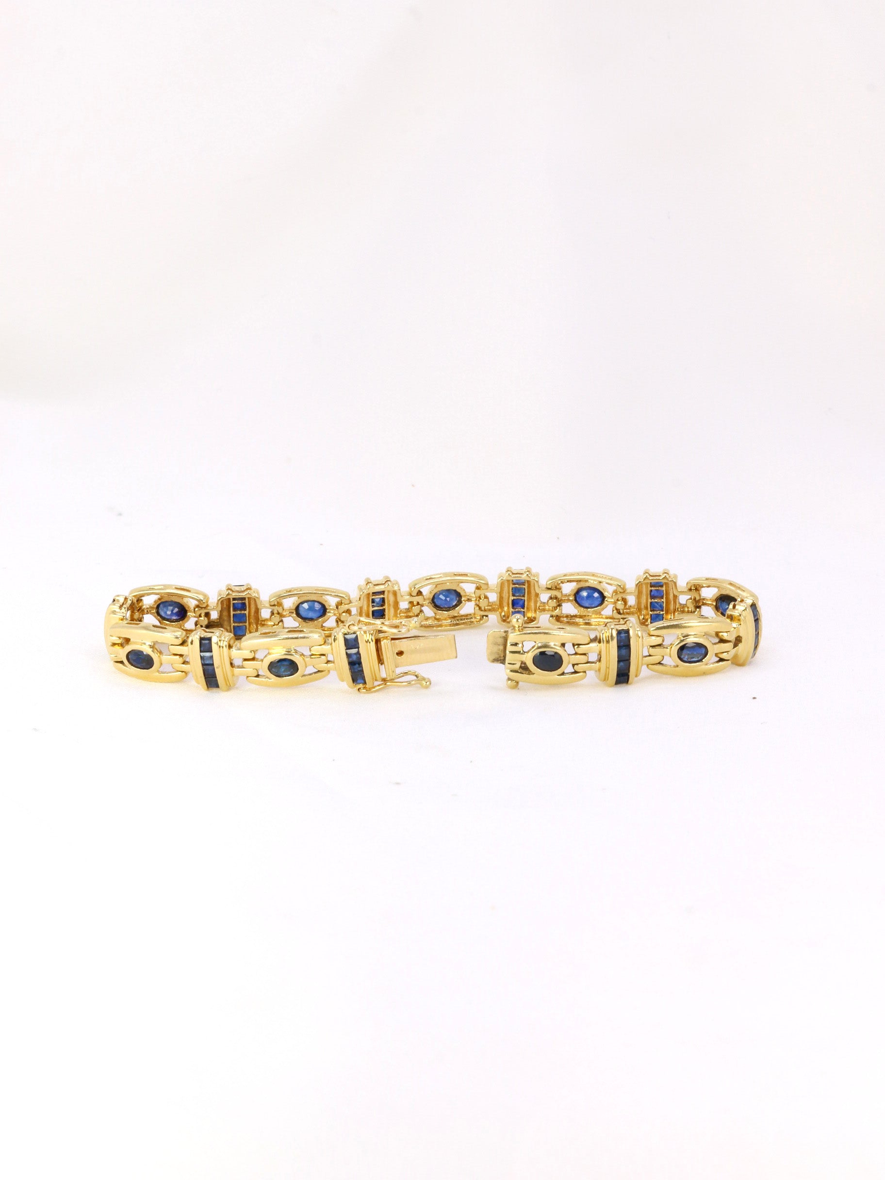 Bracelet in gold and oval and calibrated sapphires