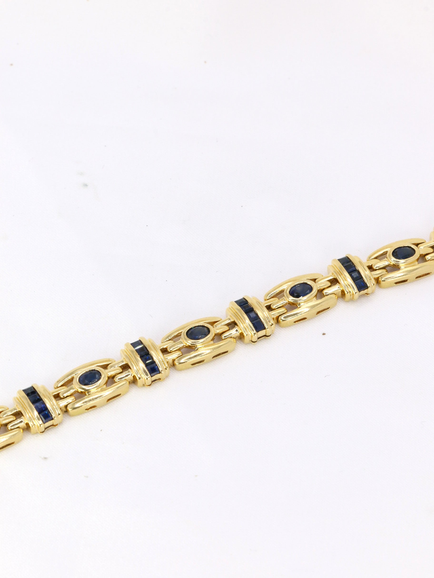 Bracelet in gold and oval and calibrated sapphires