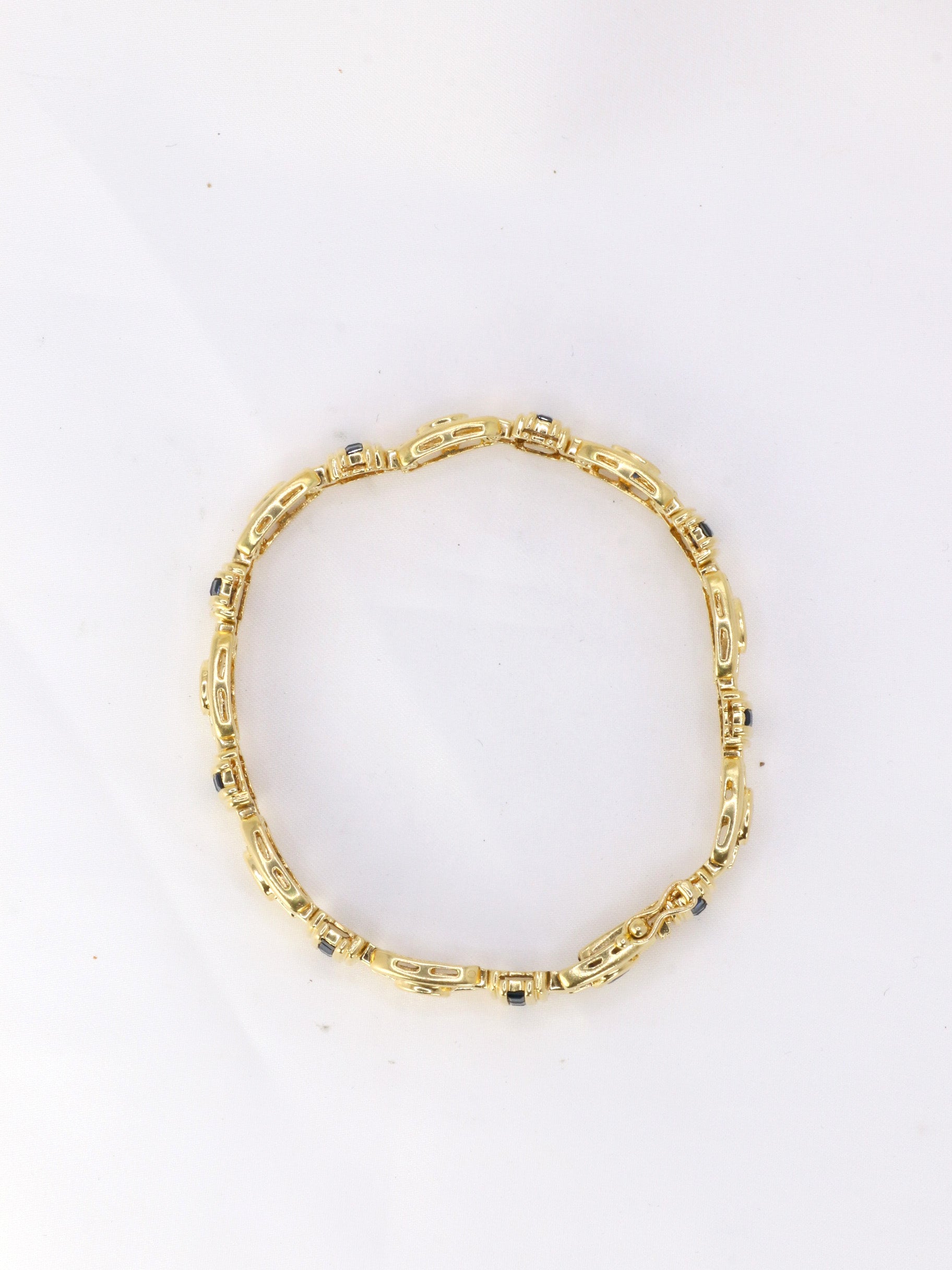 Bracelet in gold and oval and calibrated sapphires