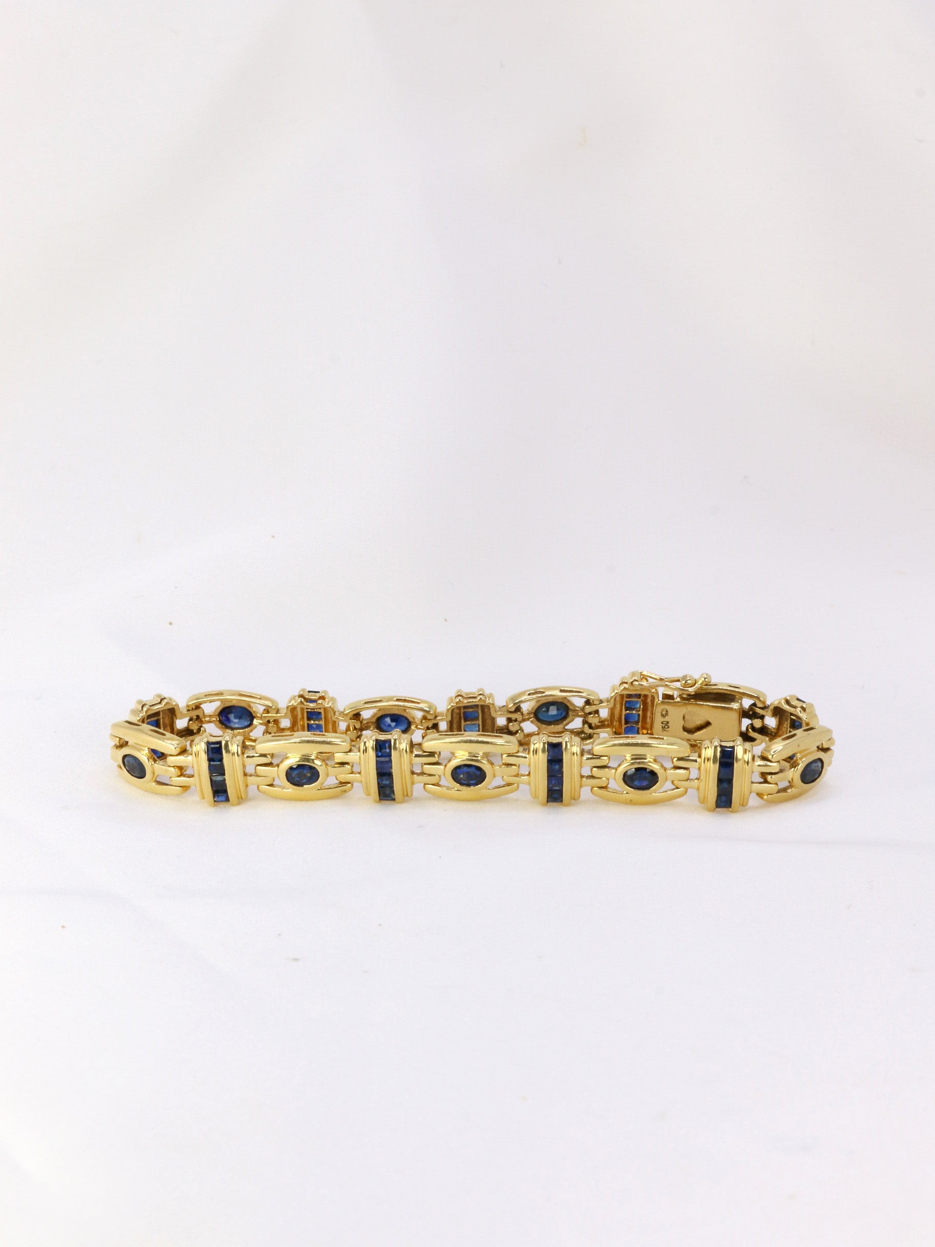 Bracelet in gold and oval and calibrated sapphires