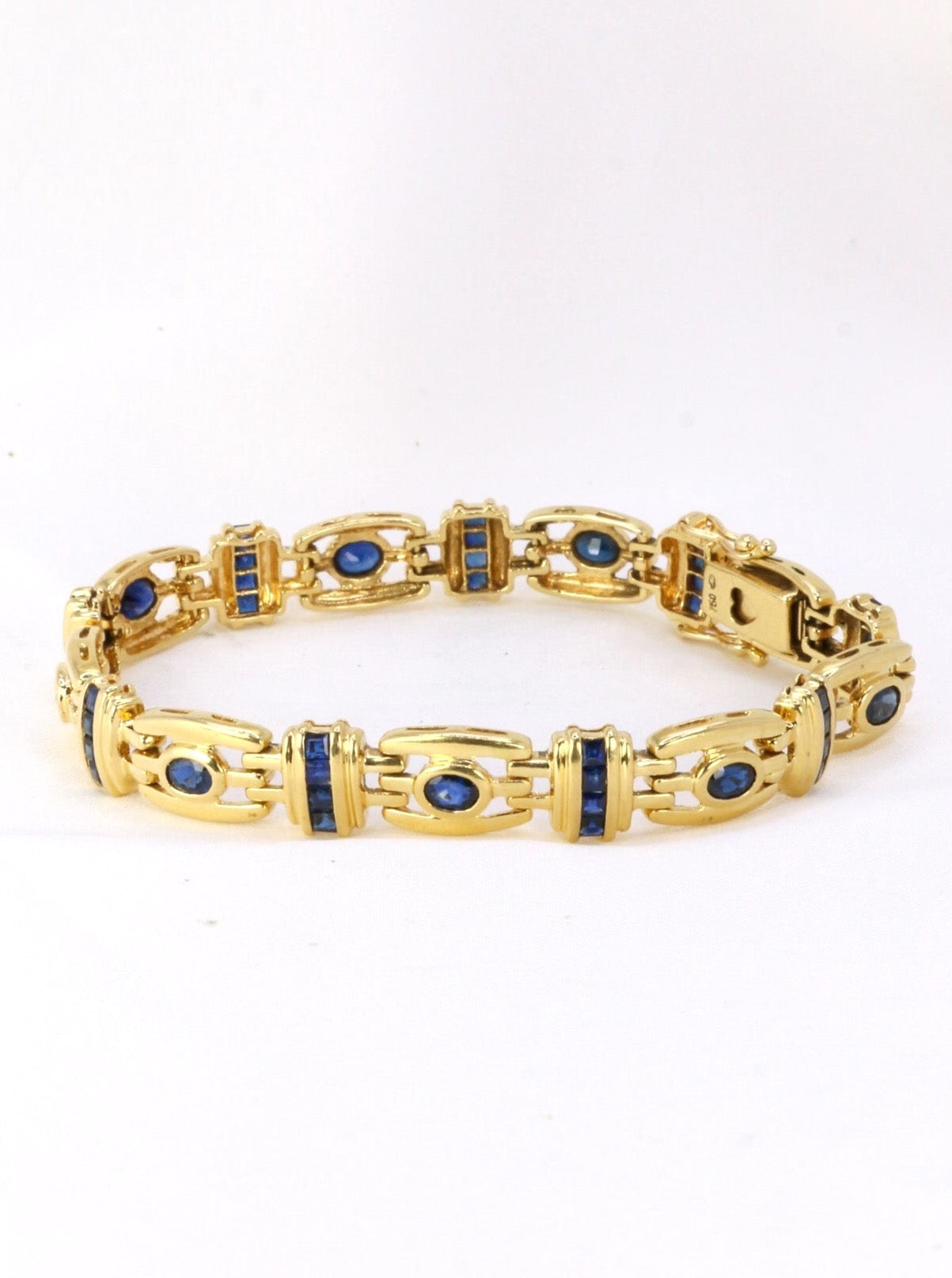 Bracelet in gold and oval and calibrated sapphires