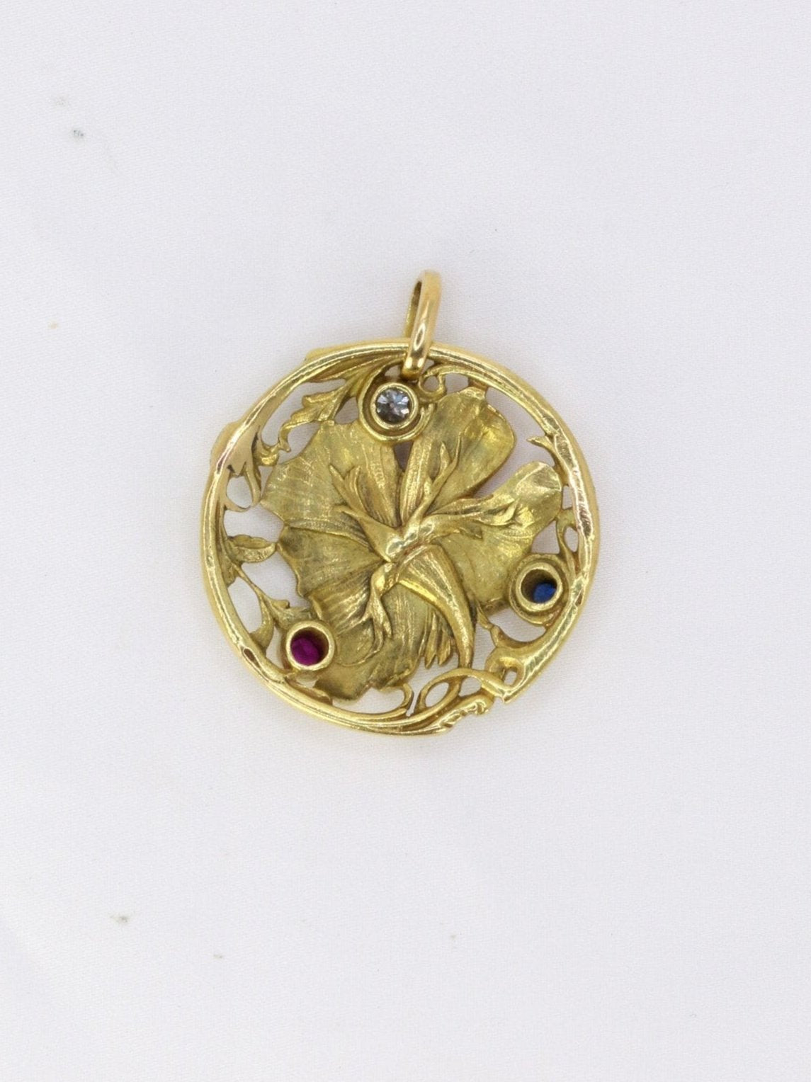 Médaille Art-Nouveau or jaune émail diamant saphir rubis