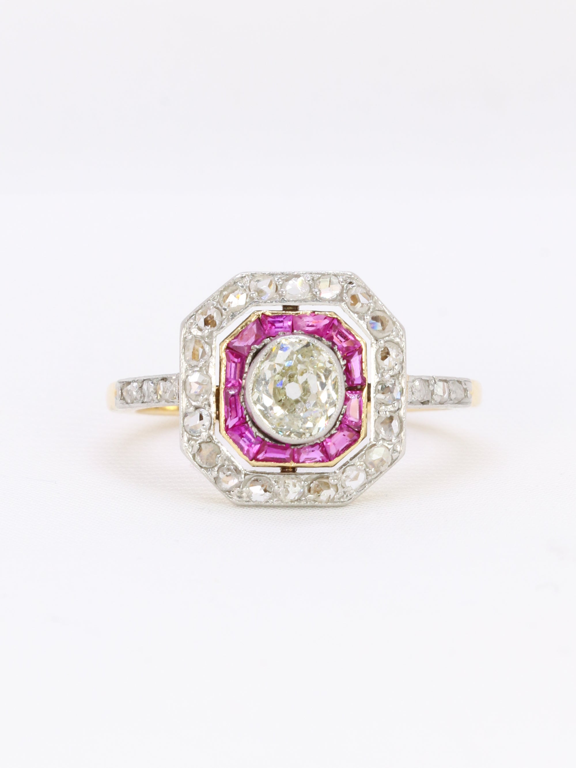 Bague Art-Déco en or, diamants et rubis calibrés