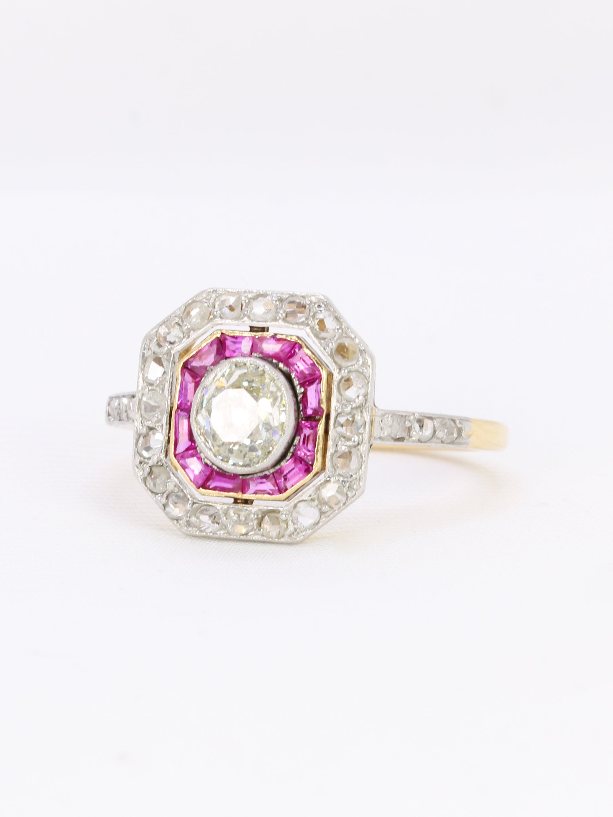 Art-Deco ring in gold, diamonds and calibrated rubies