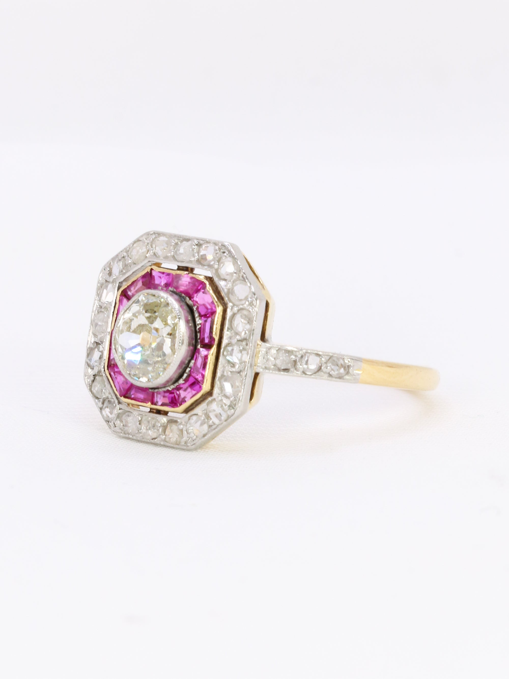 Art-Deco ring in gold, diamonds and calibrated rubies