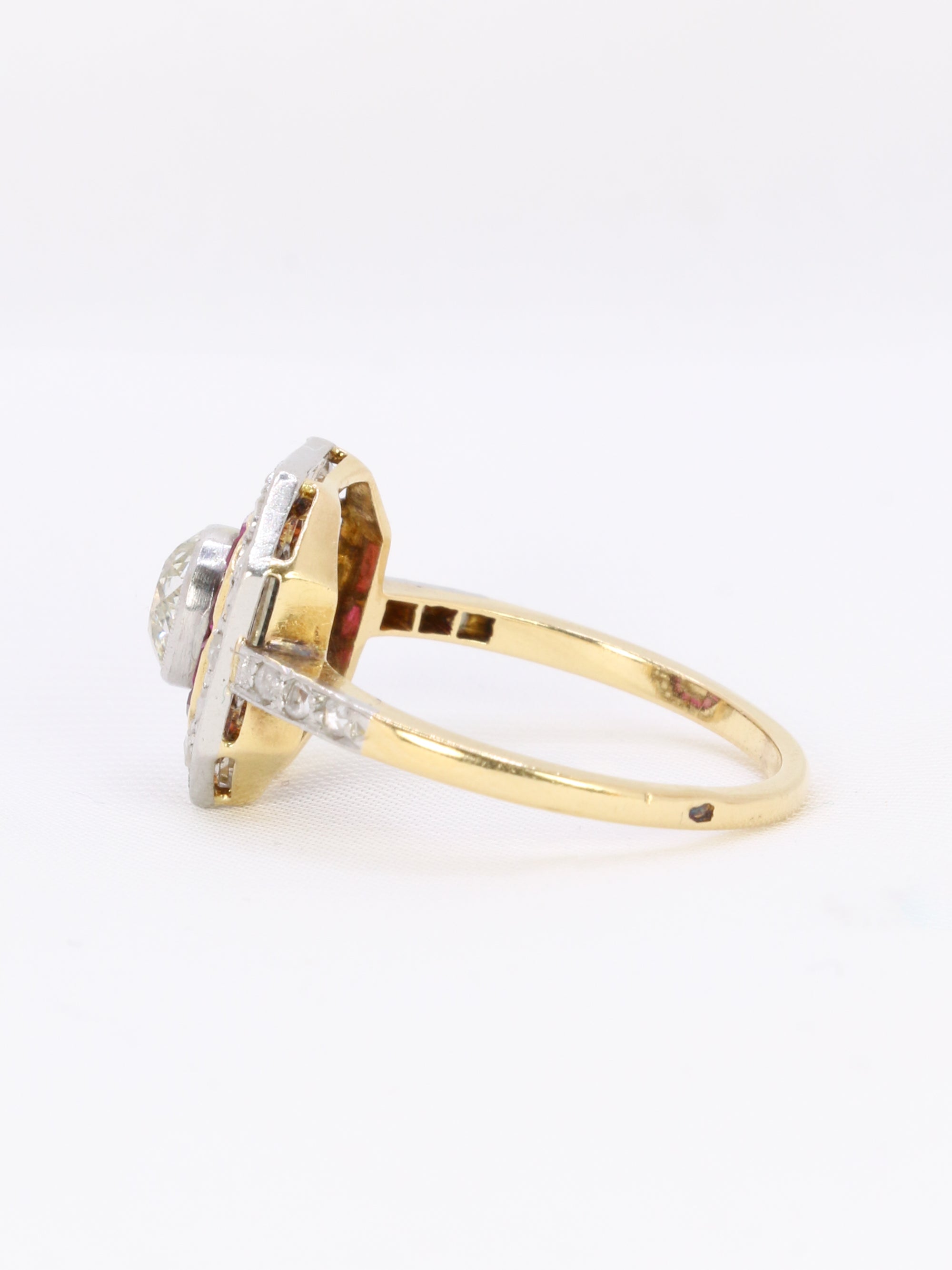 Art-Deco ring in gold, diamonds and calibrated rubies