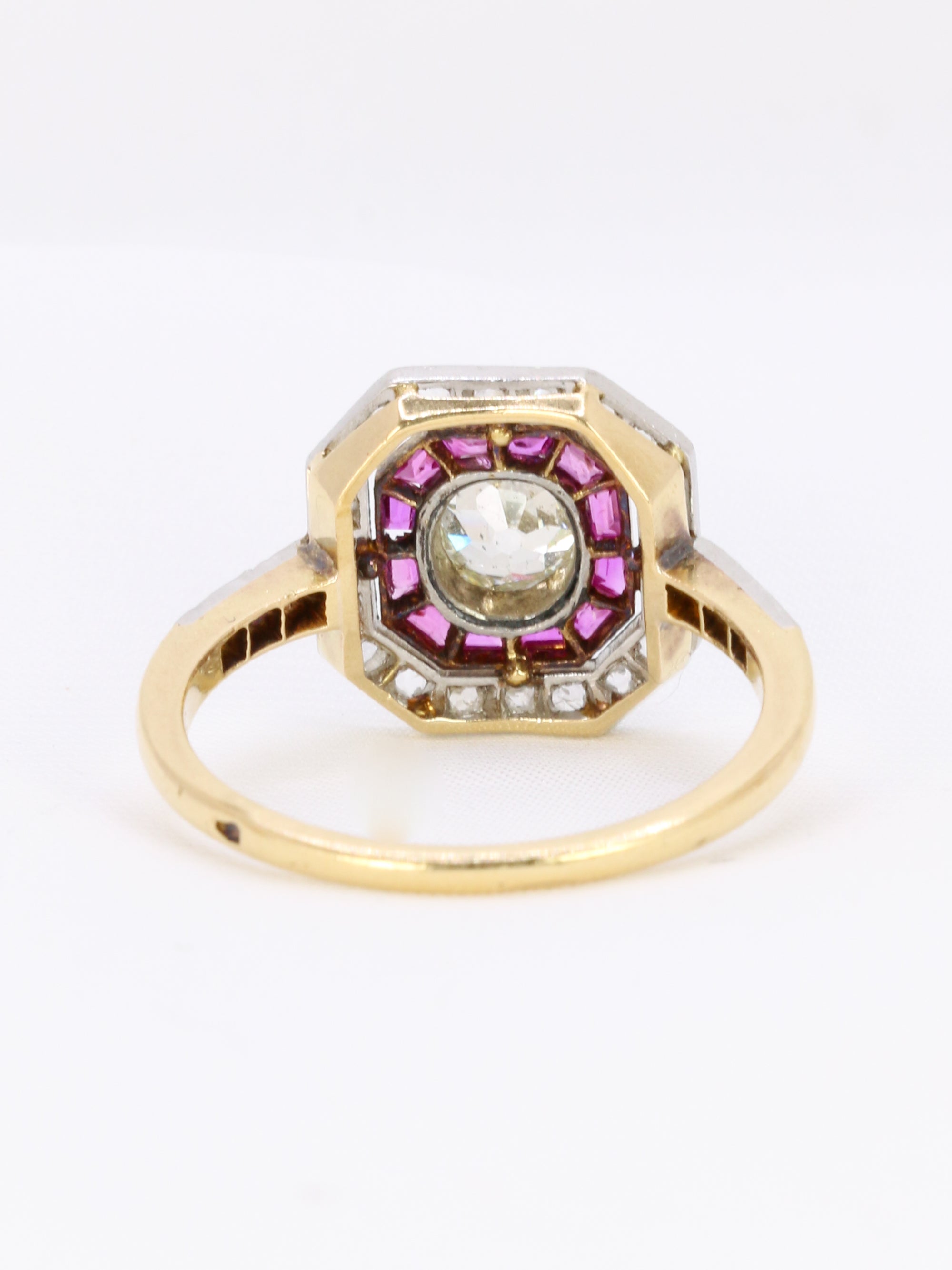 Art-Deco ring in gold, diamonds and calibrated rubies