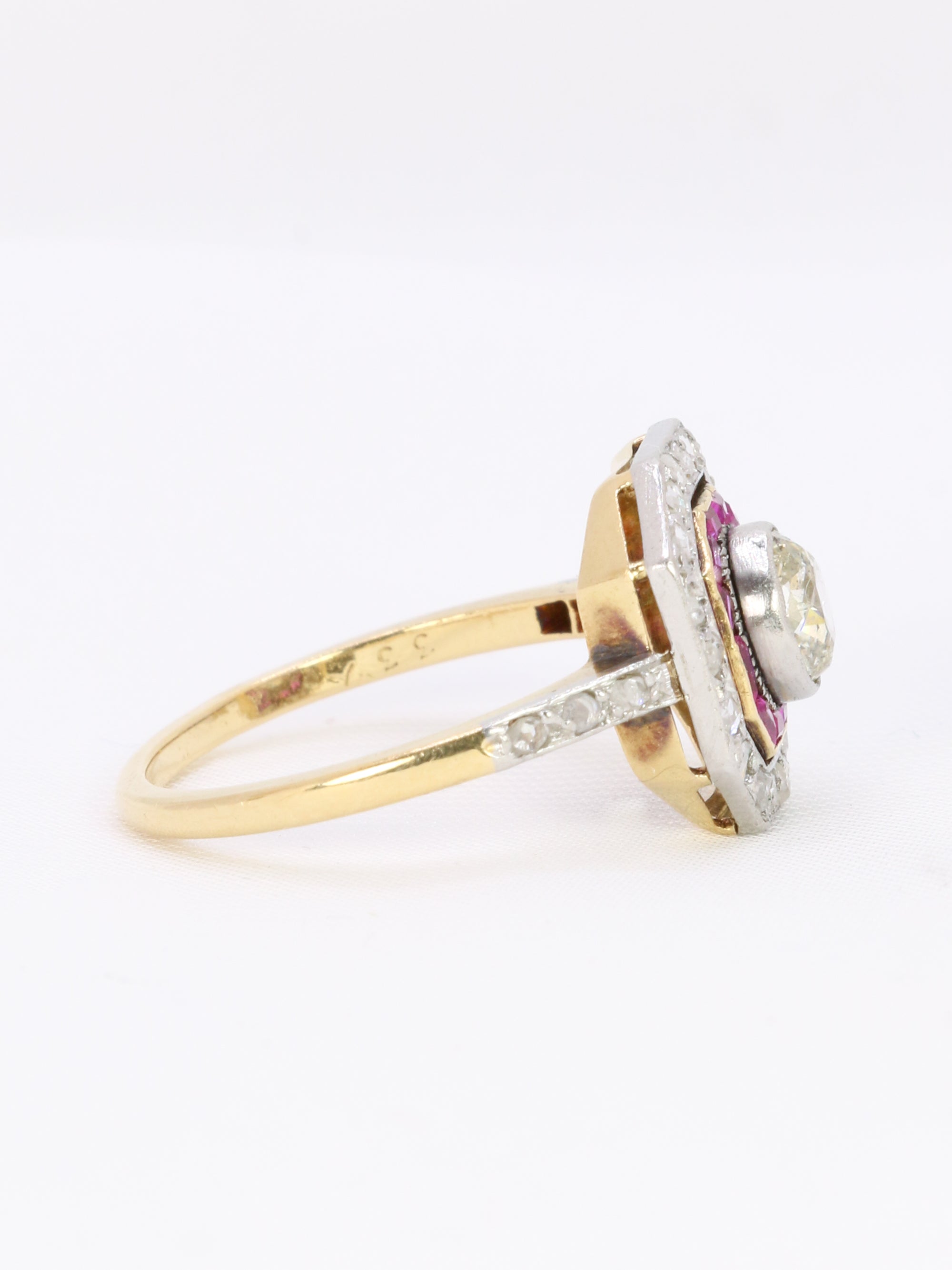 Art-Deco ring in gold, diamonds and calibrated rubies