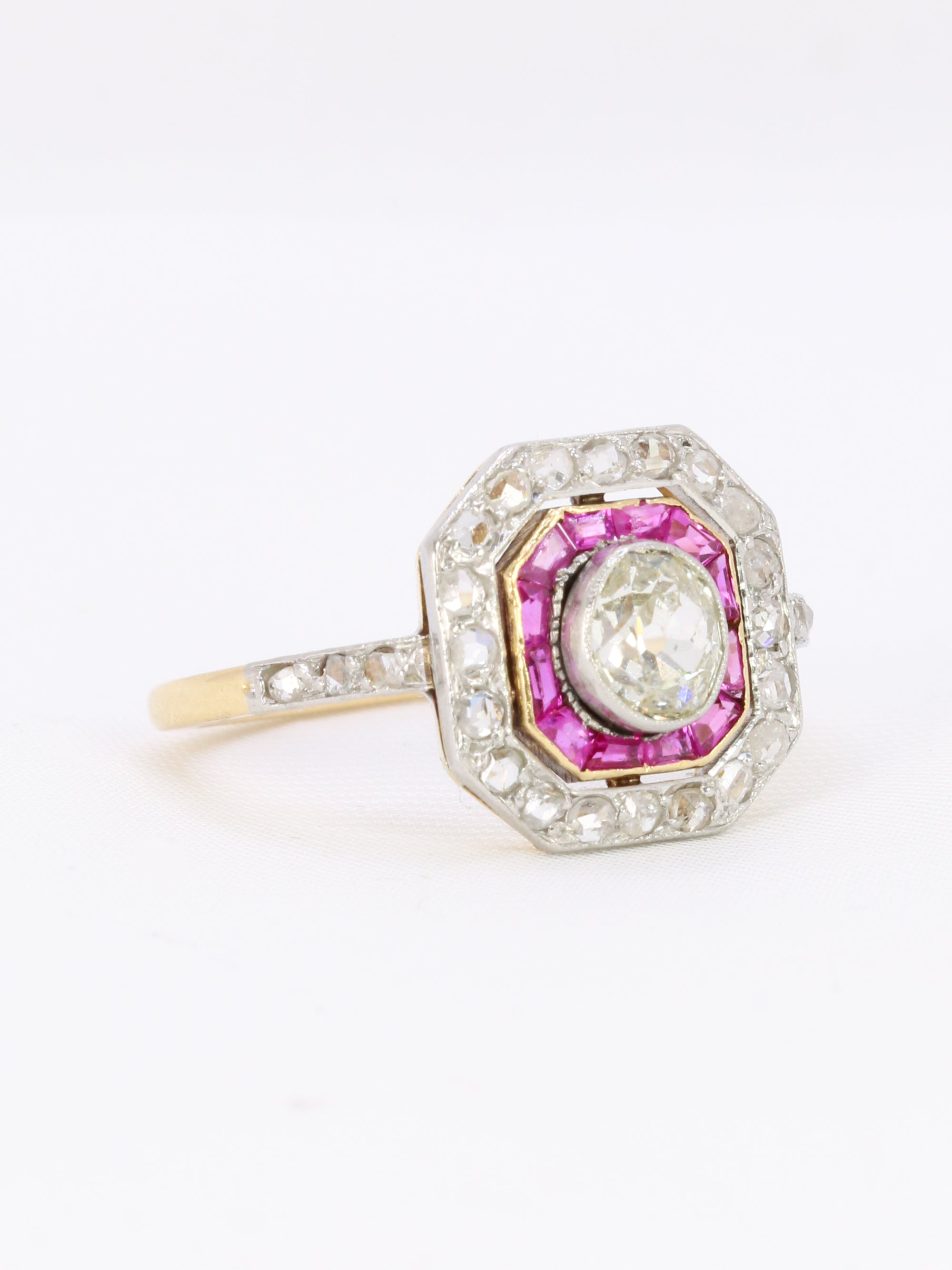Art-Deco ring in gold, diamonds and calibrated rubies
