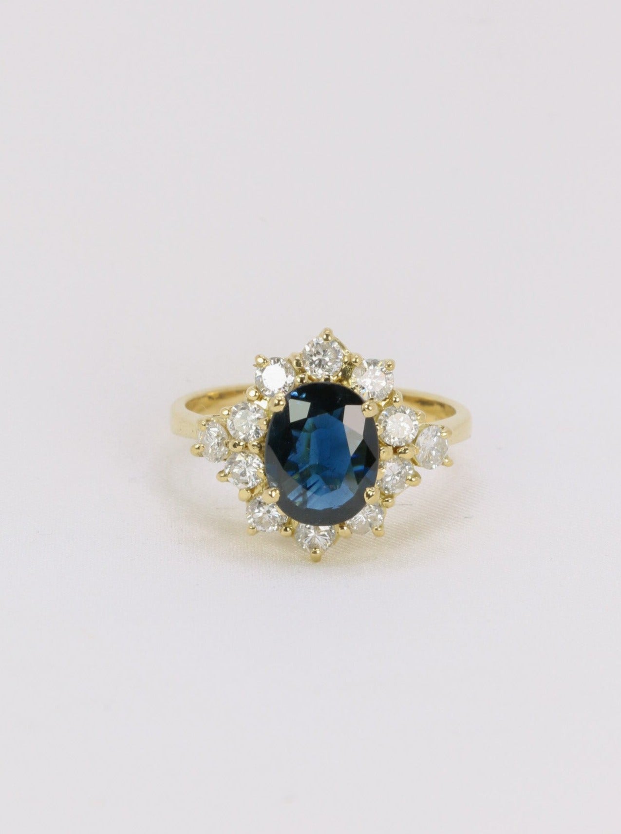 Vintage daisy ring in gold, oval sapphire and diamonds