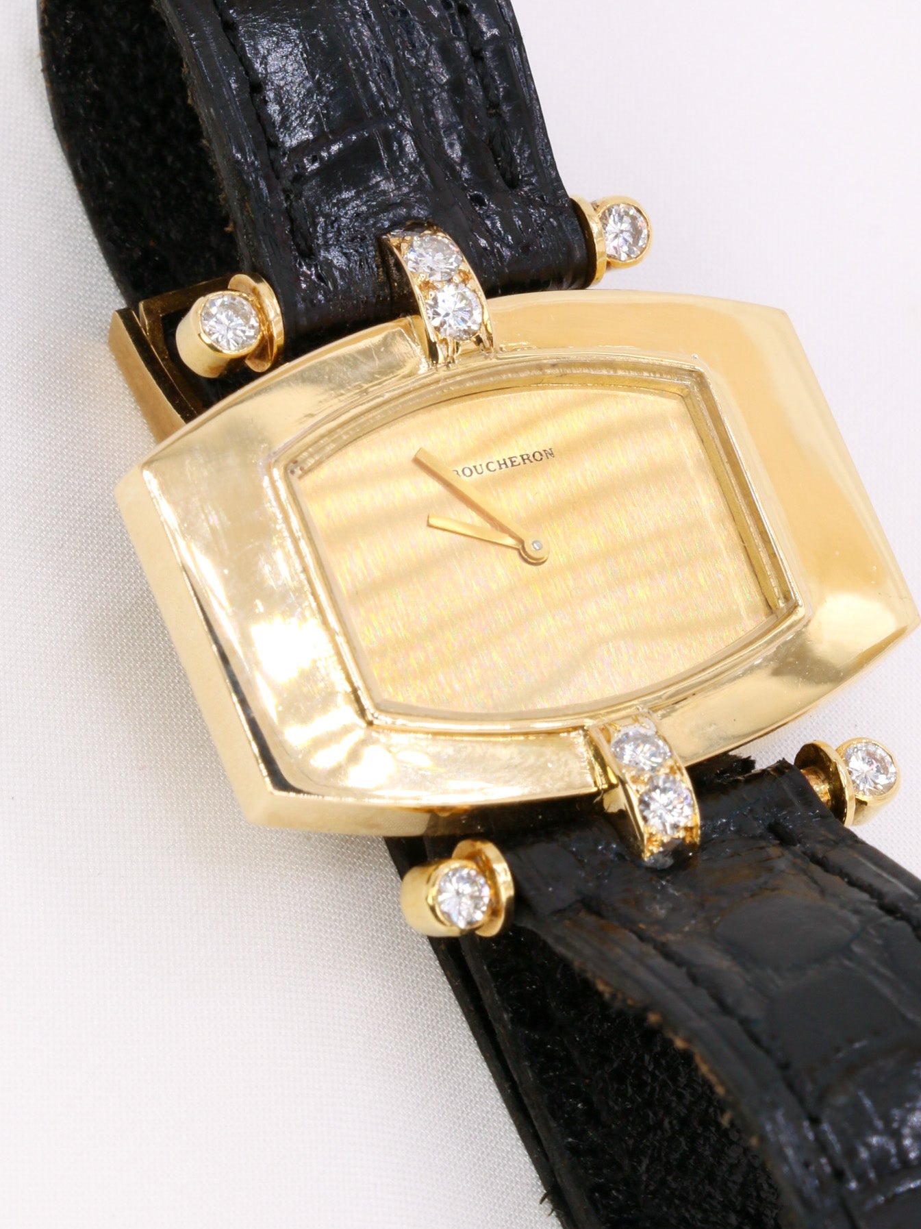 Montre BOUCHERON or jaune diamants cuir noir 1970