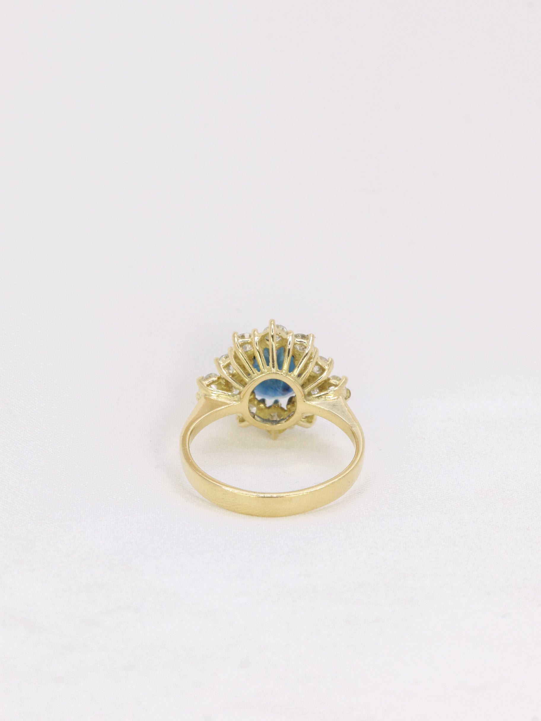 Vintage daisy ring in gold, oval sapphire and diamonds