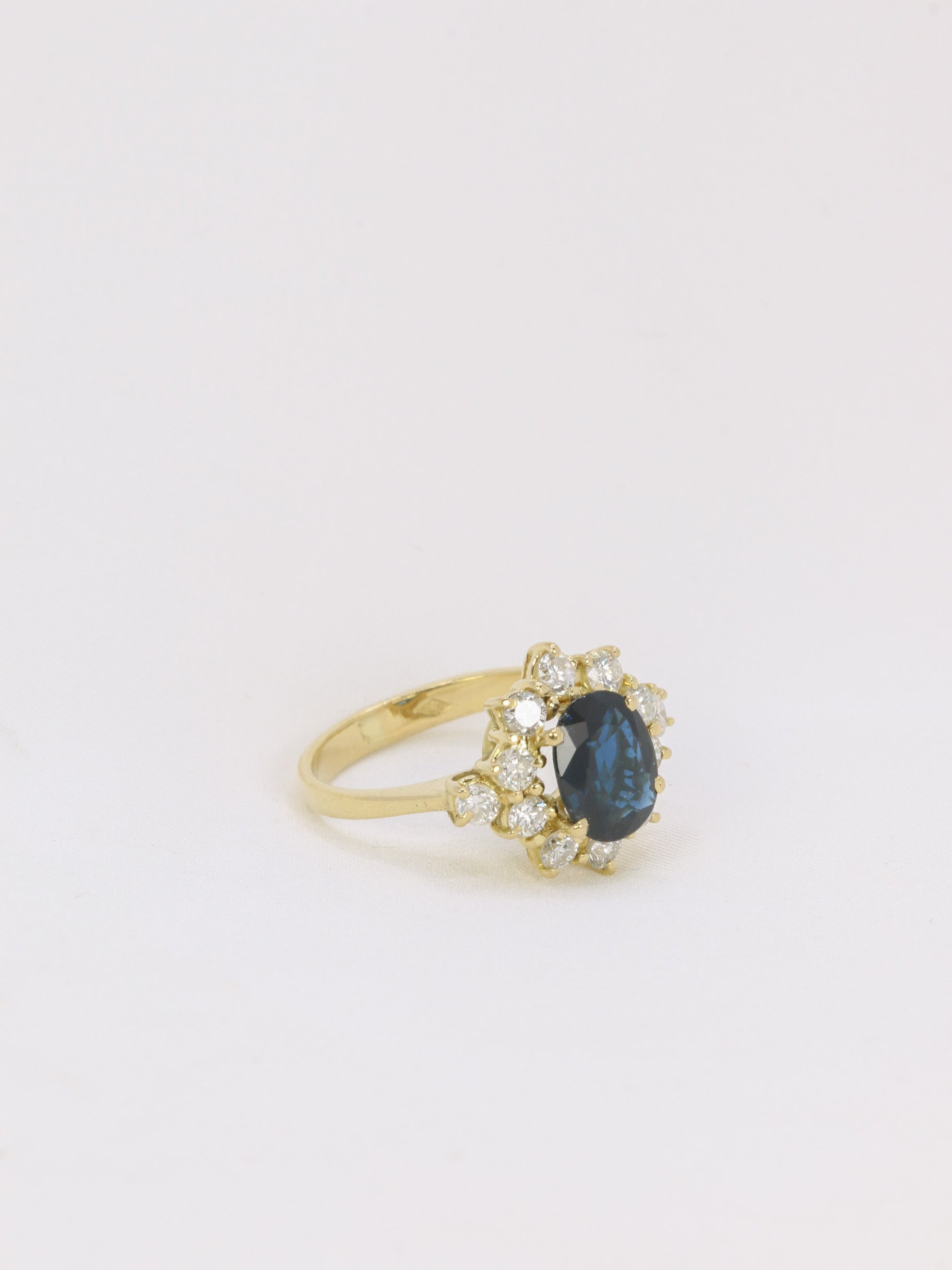 Vintage daisy ring in gold, oval sapphire and diamonds