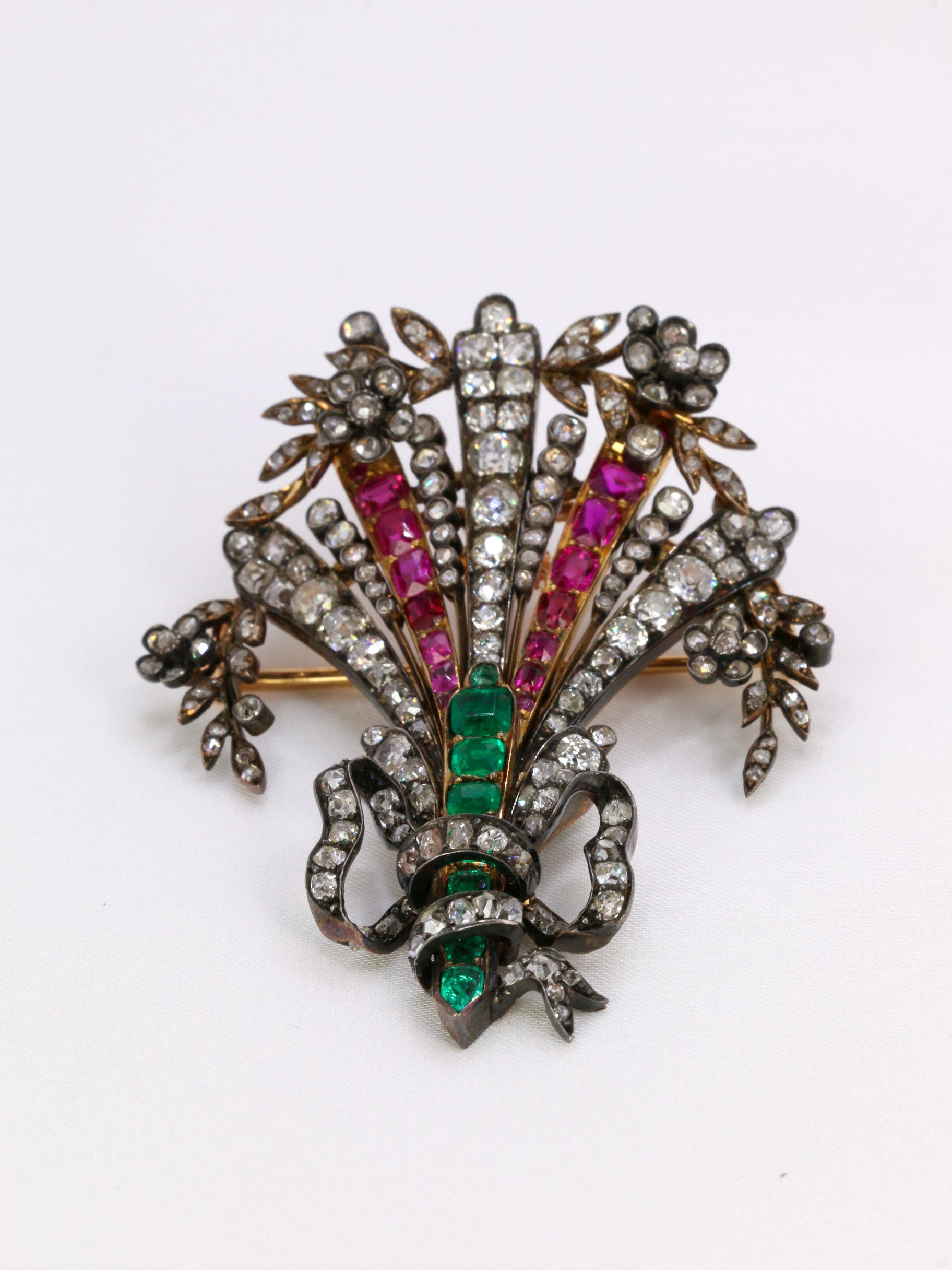 Broche aigrette or argent diamants émeraudes colombiennes rubis birmans