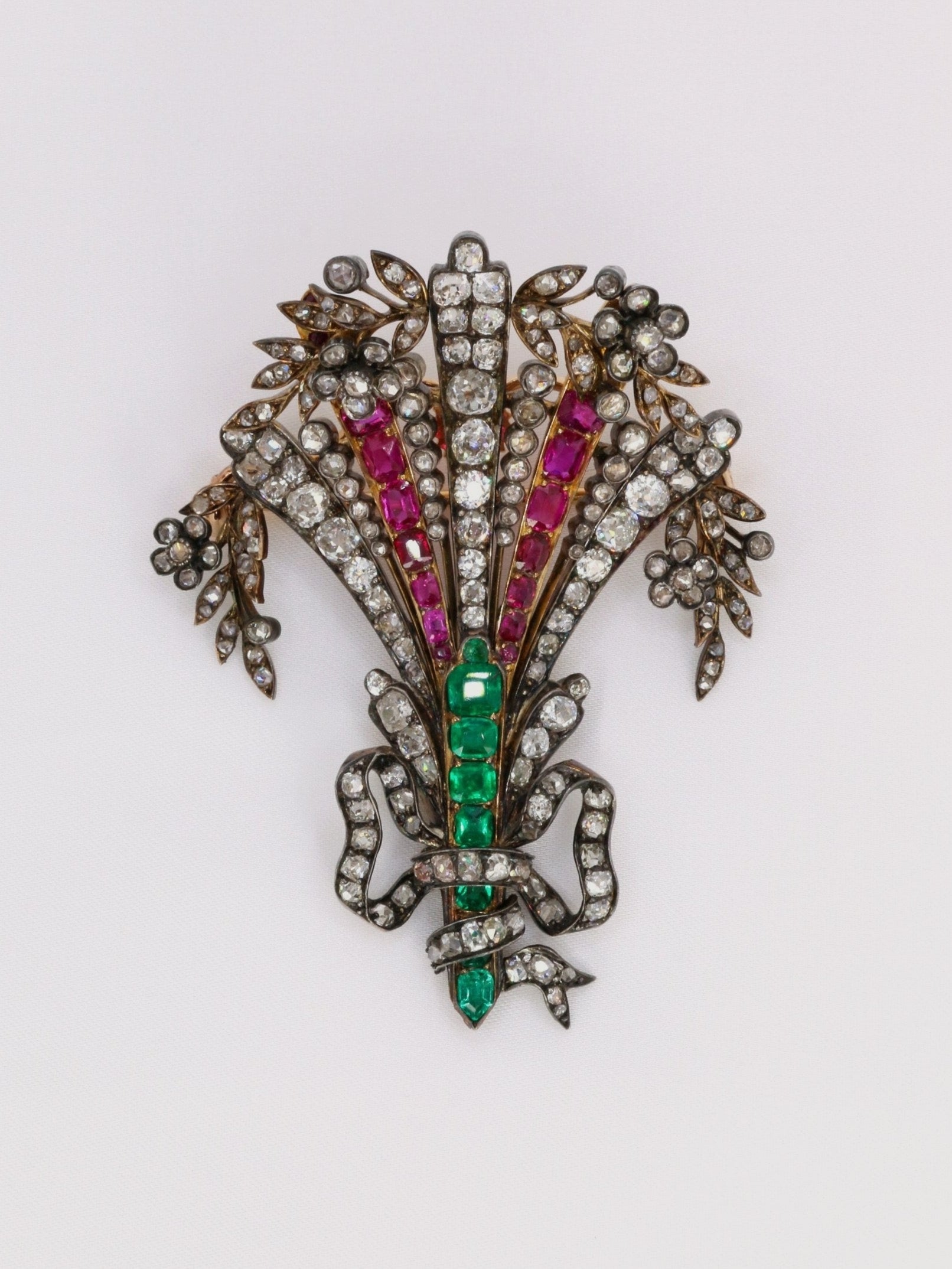 Broche aigrette or argent diamants émeraudes colombiennes rubis birmans