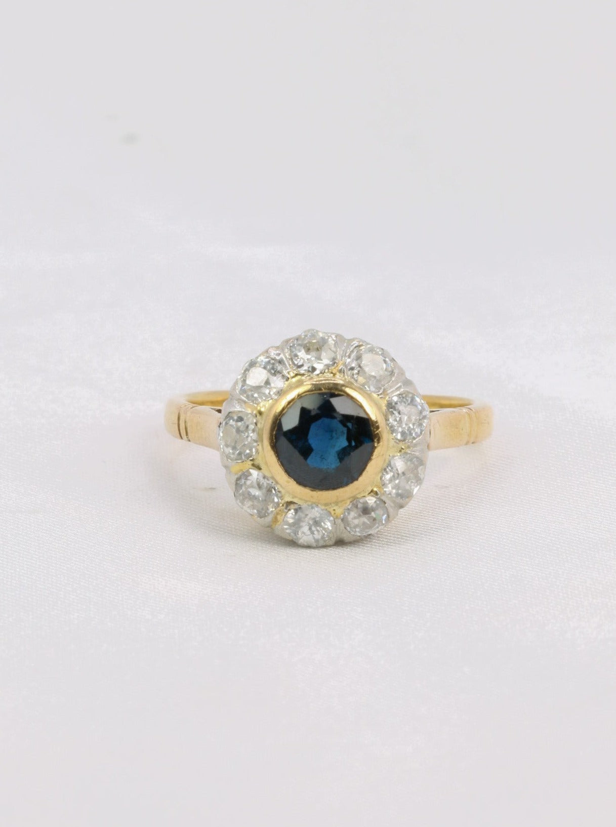 Bague marguerite or platine diamants saphir rond