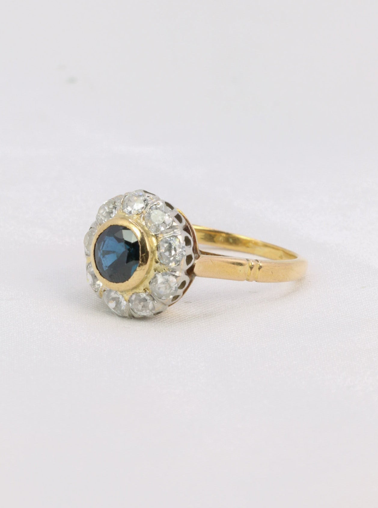 Bague marguerite or platine diamants saphir rond