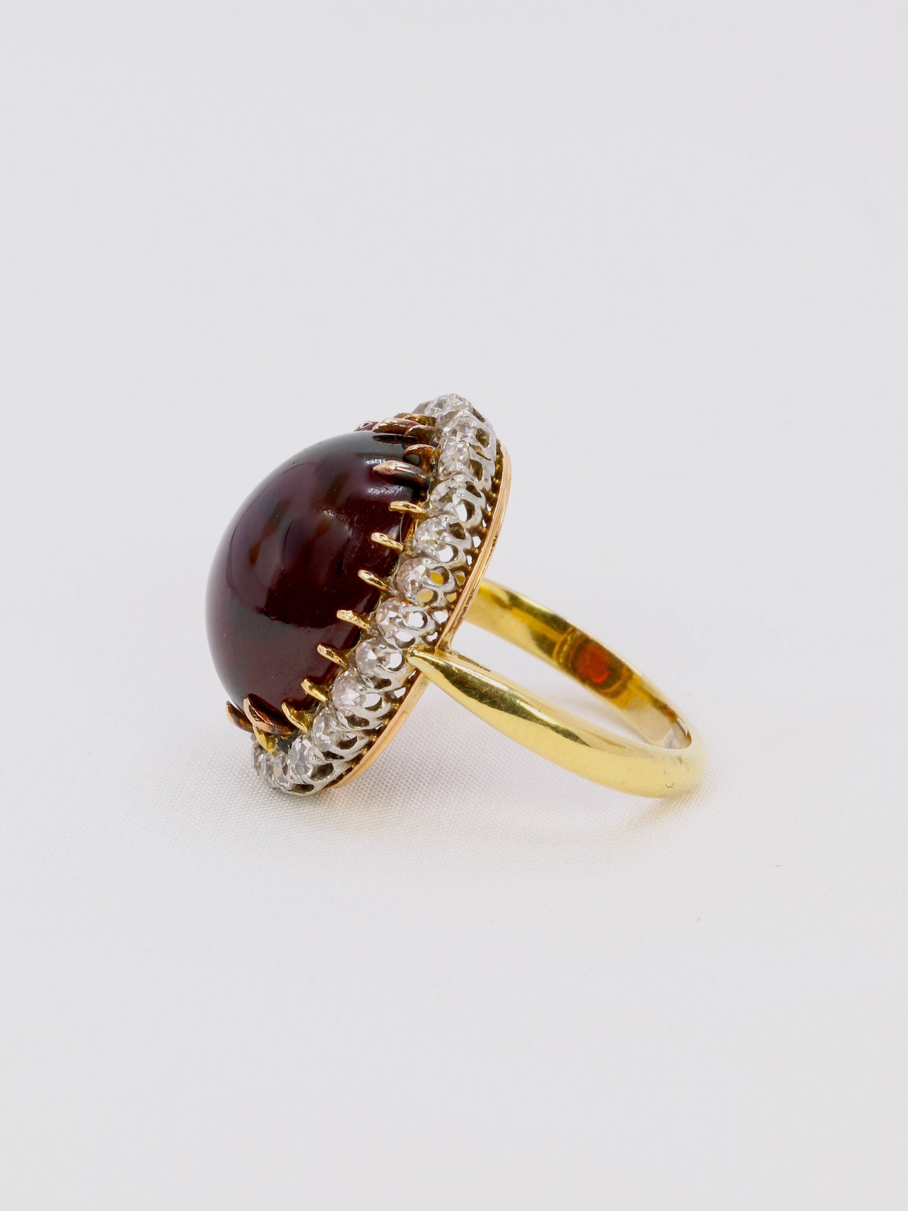 Bague marguerite cabochon de grenat diamants taille ancienne