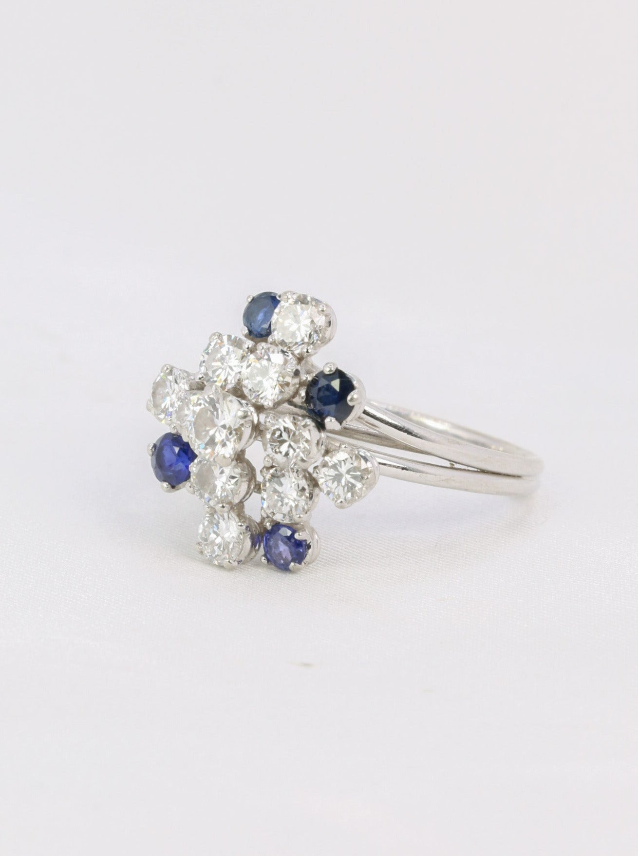 Bague vintage or blanc diamants saphirs