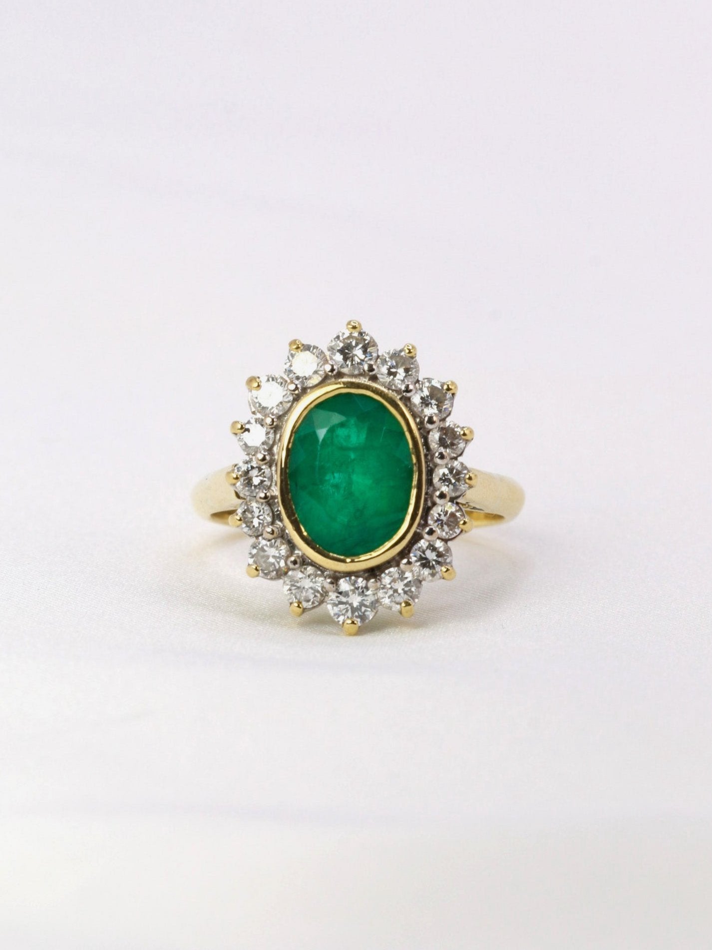 Bague marguerite vintage or diamants émeraude ovale 1,9 ct