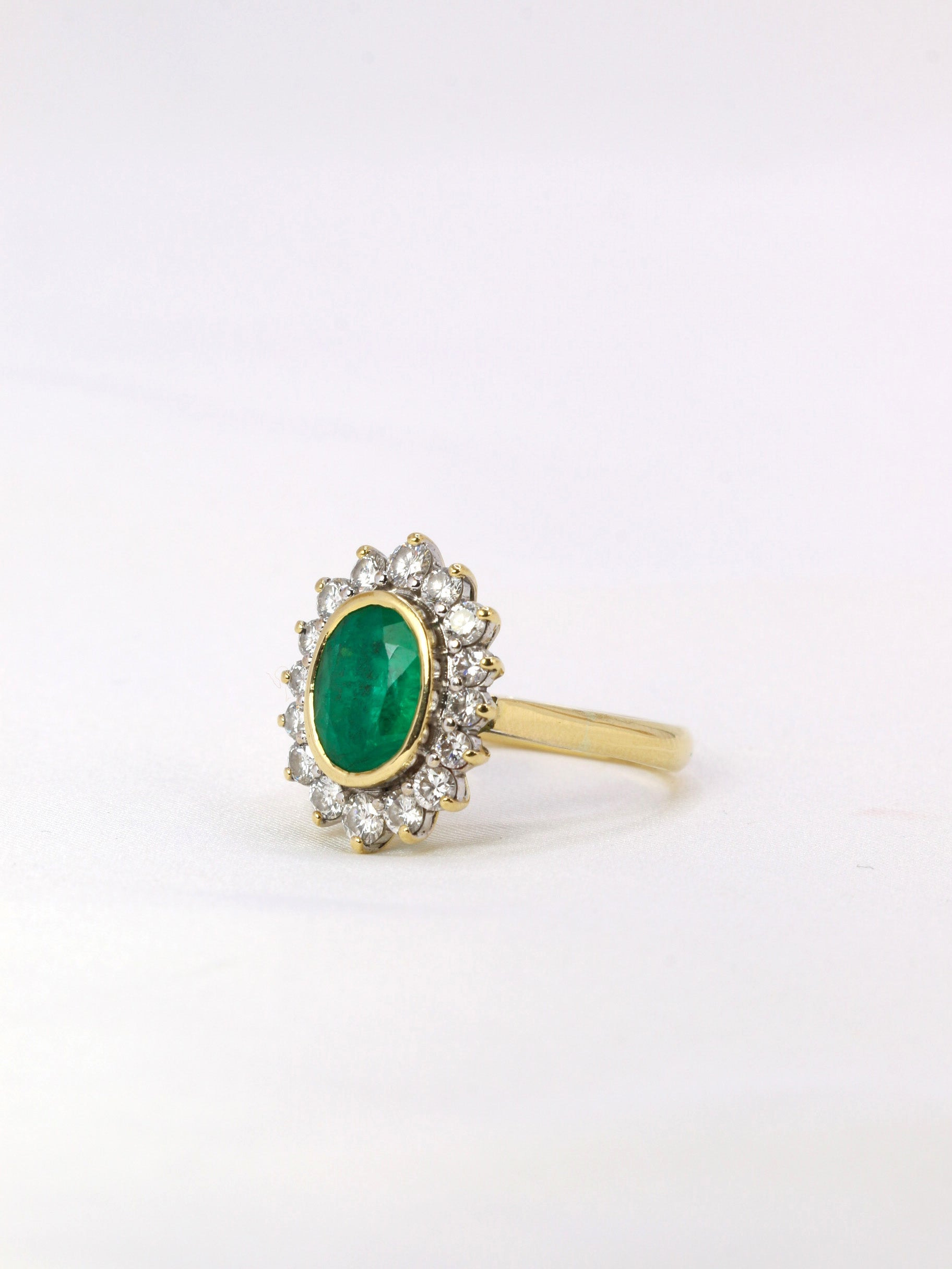 Bague marguerite vintage or diamants émeraude ovale 1,9 ct